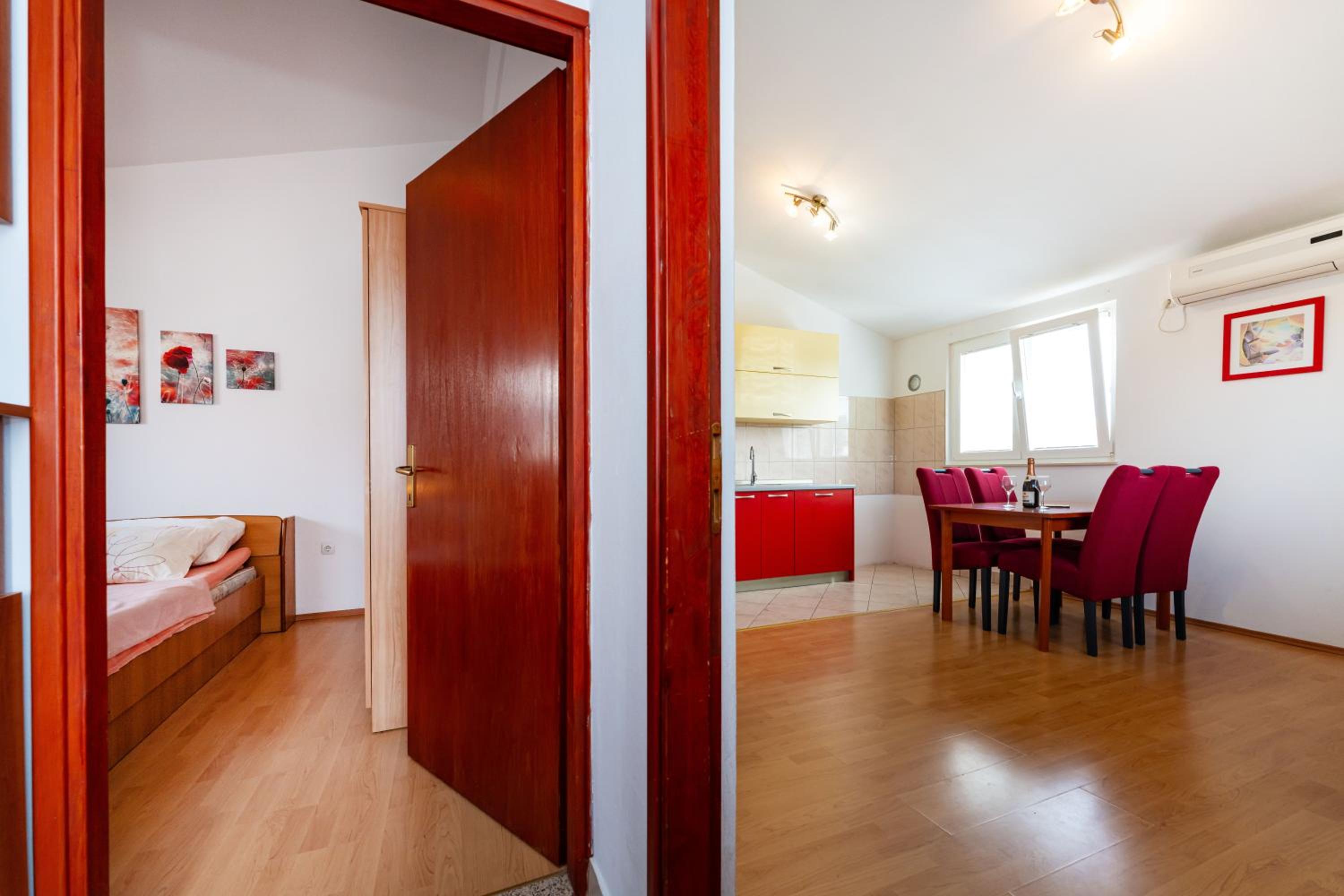 One-Bedroom Apartment photo 1
