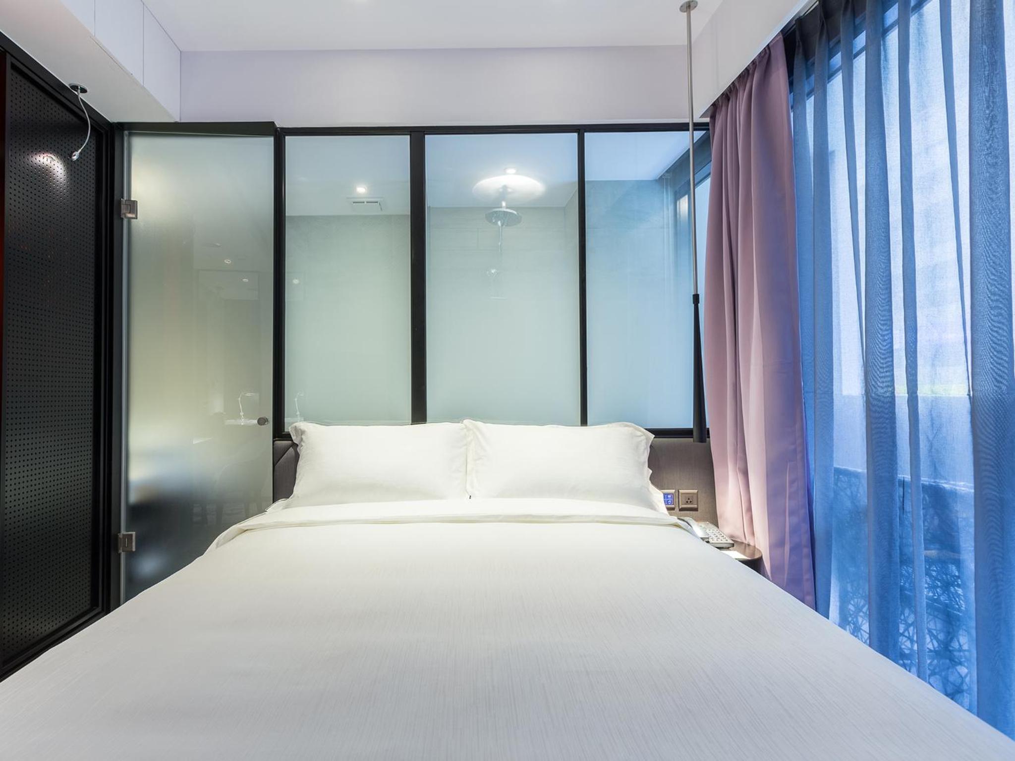Deluxe Double Room with Balcony photo 2