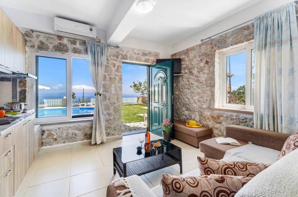 Apartment With Pool View 