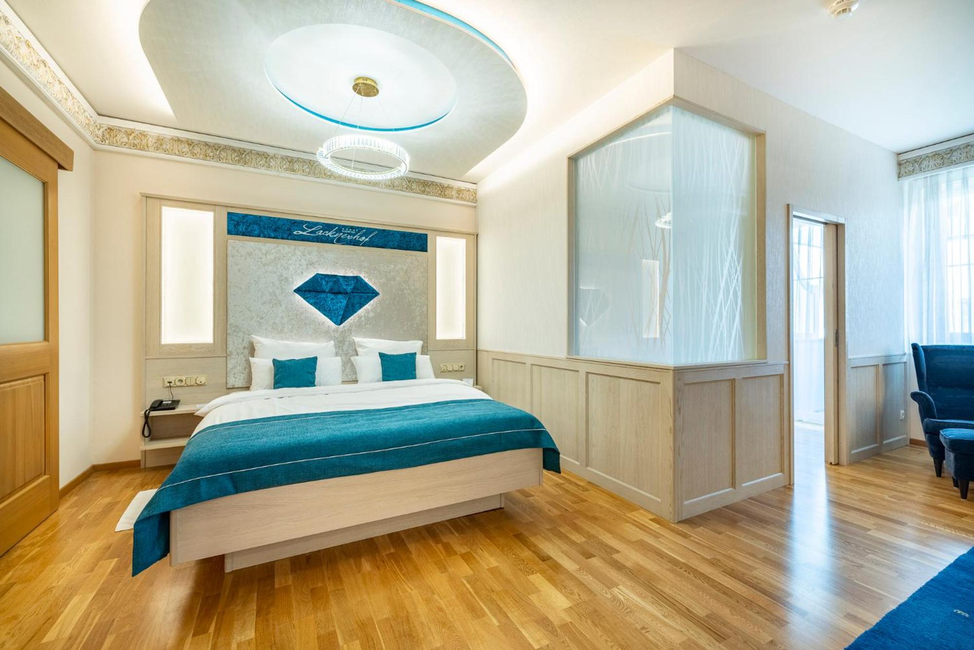 Suite - Photo 1