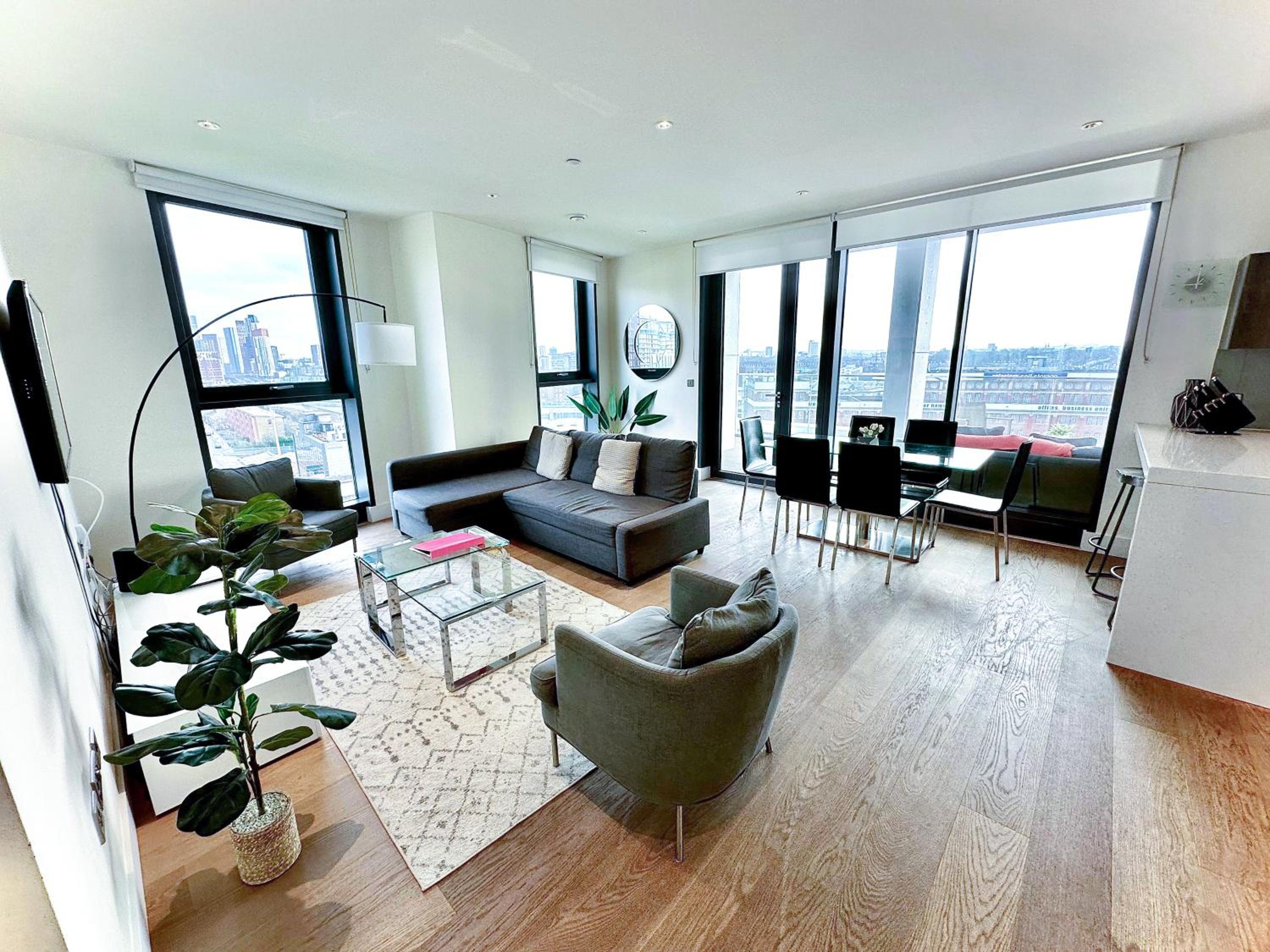 Three-Bedroom Apartment With Balcony photo 1