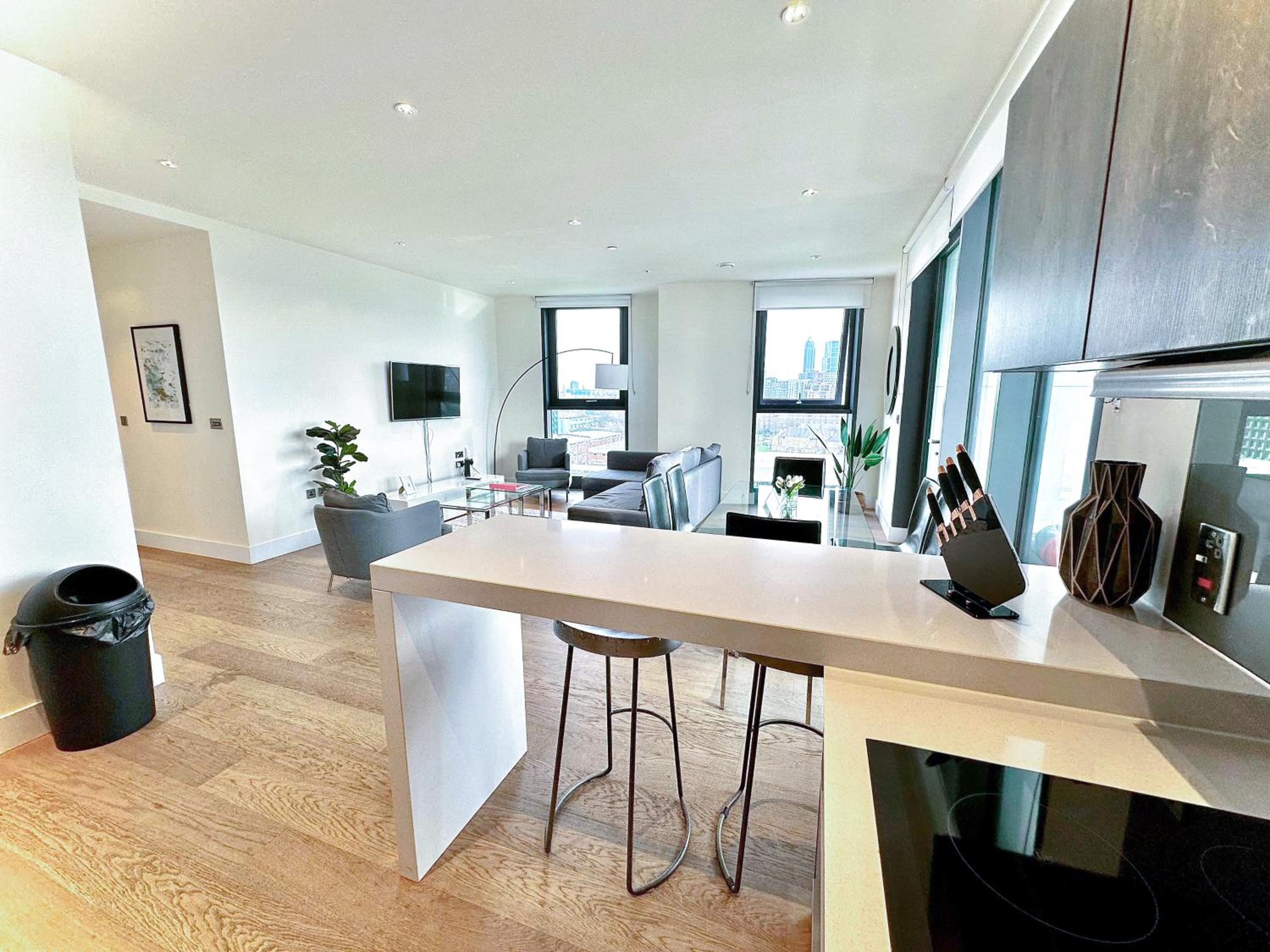 Three-Bedroom Apartment With Balcony photo 2