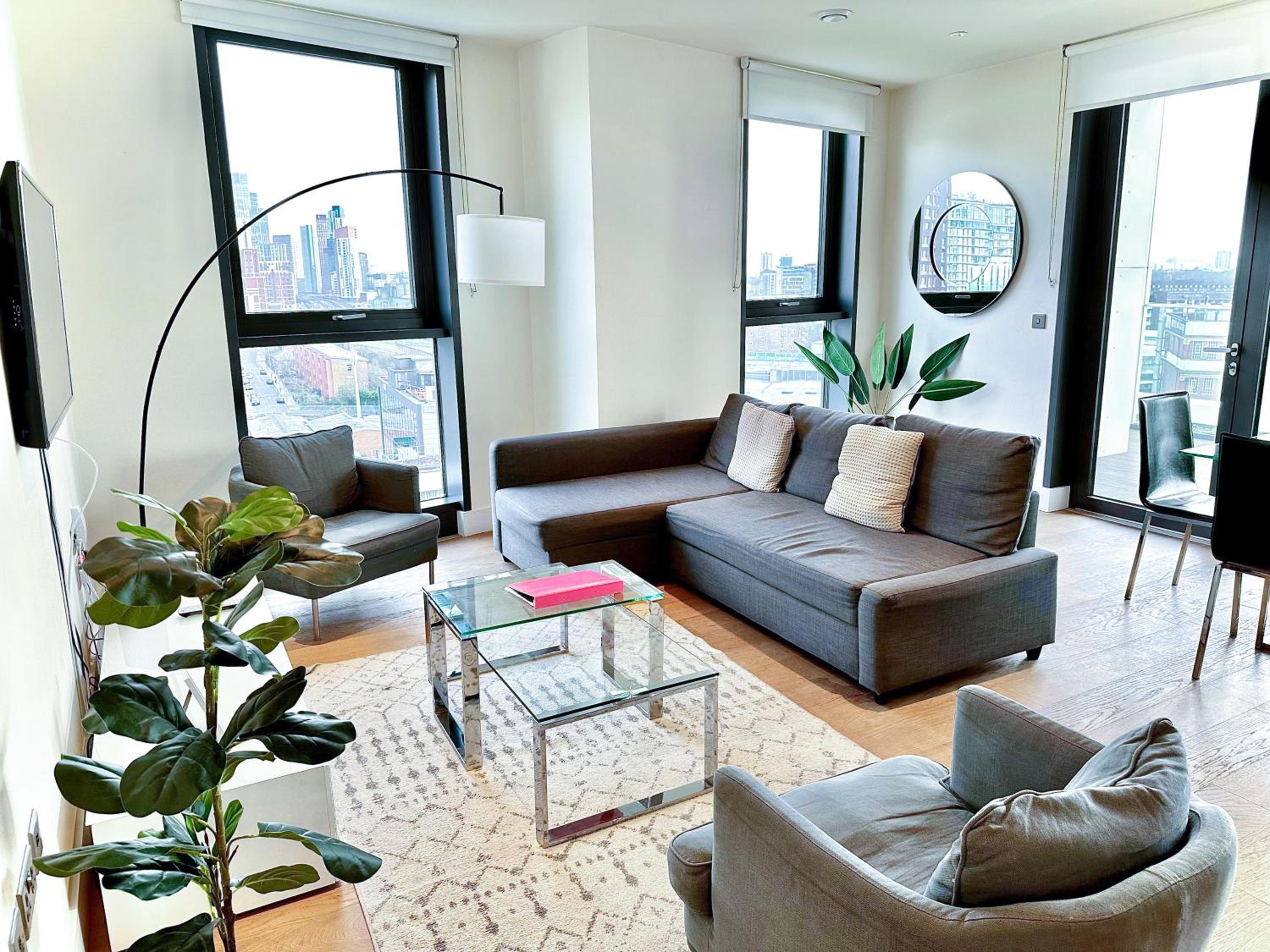 Three-Bedroom Apartment With Balcony photo 3