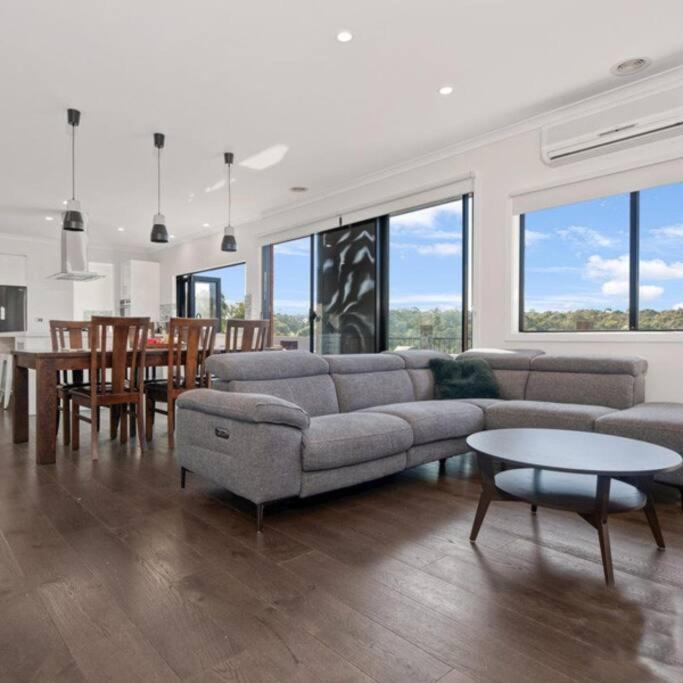 Five-Bedroom House photo 1