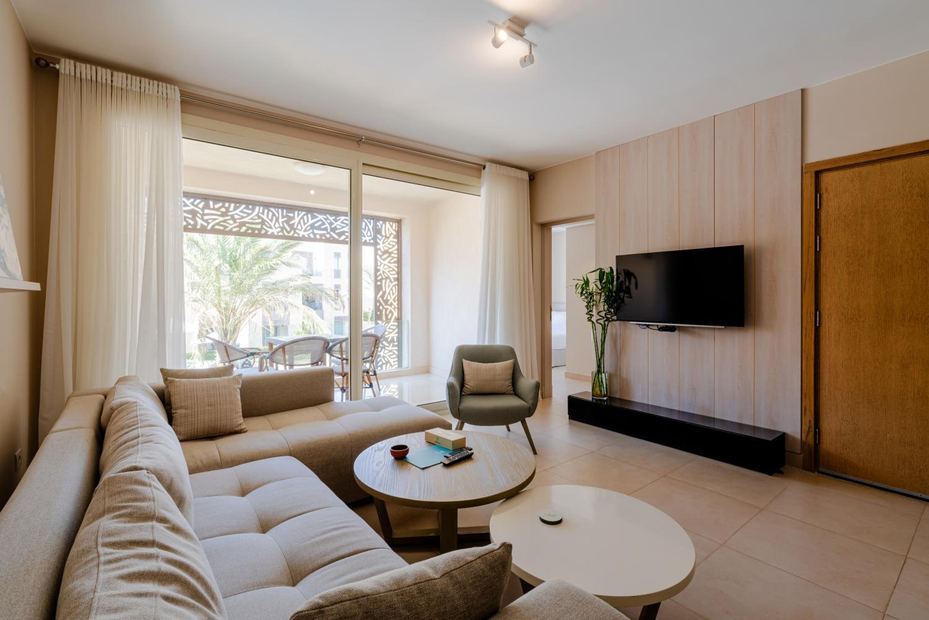 Apartment with Pool View 