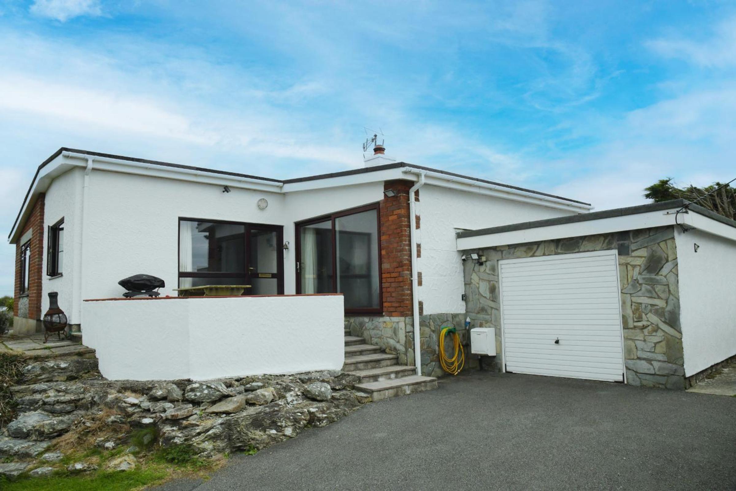 Three-Bedroom House photo 3