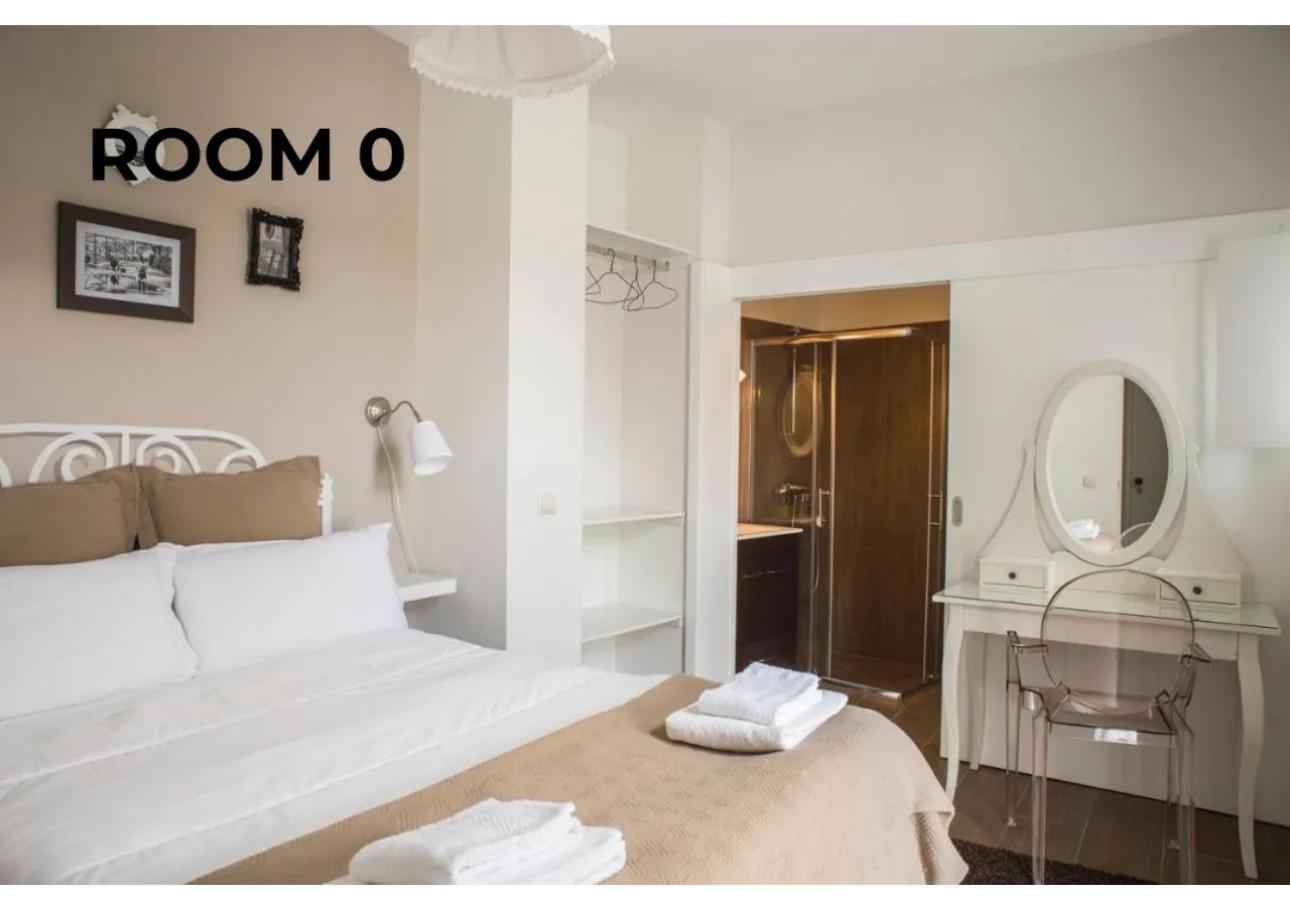 Double Room with Private Bathroom - Photo 2