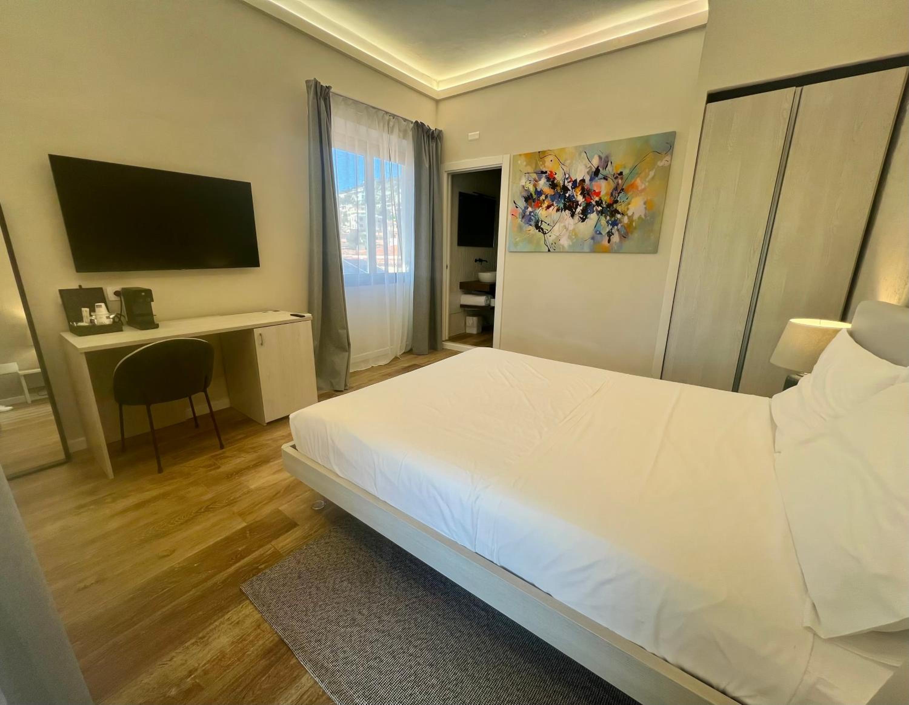 Deluxe King Room photo 2
