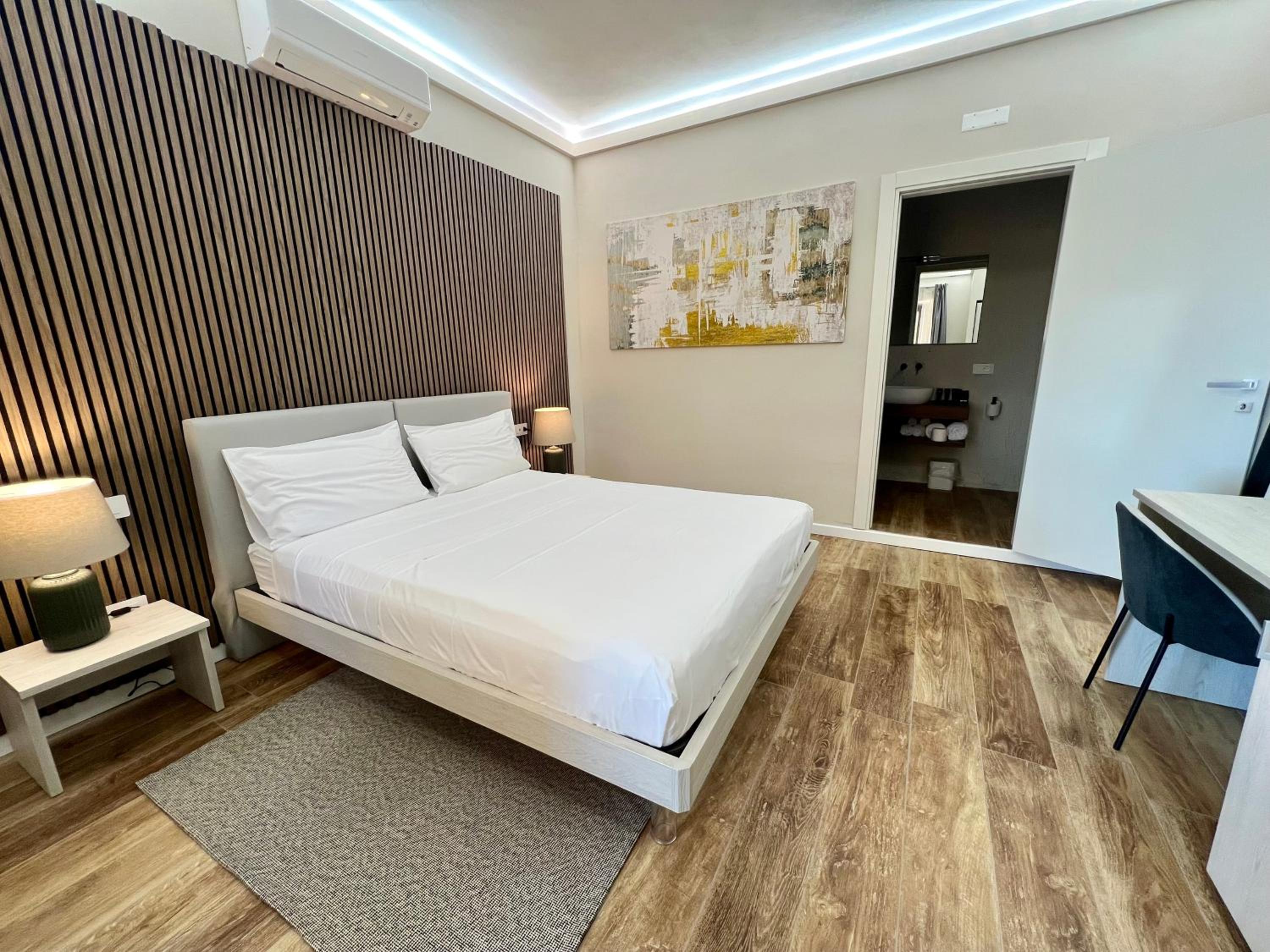 Deluxe King Room photo 3