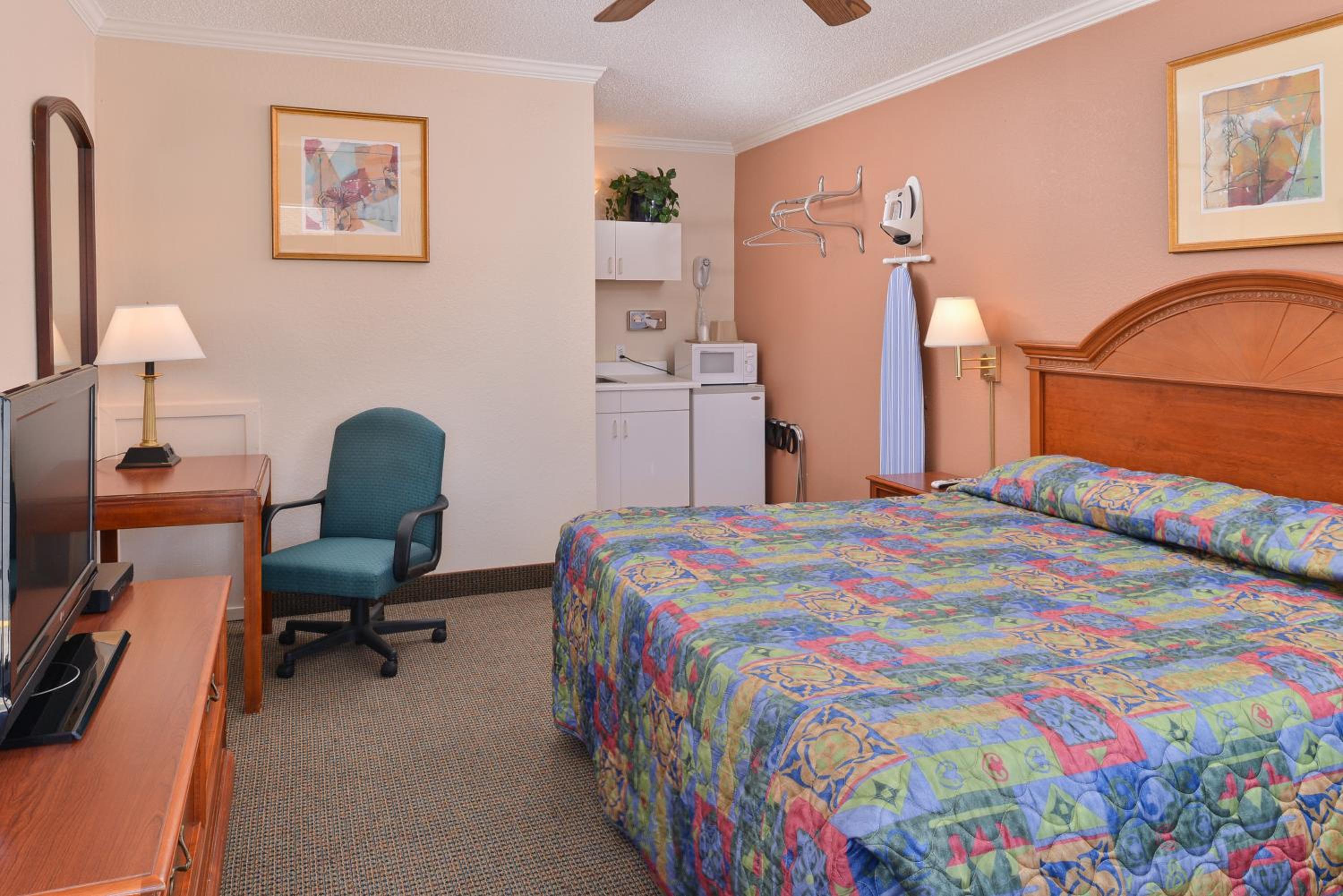 King Room - Non-Smoking photo 2