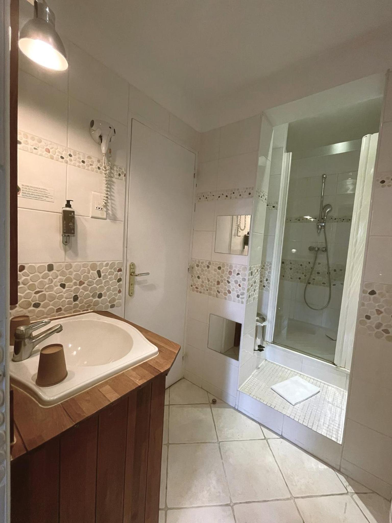 Double or Twin Room - Photo 8