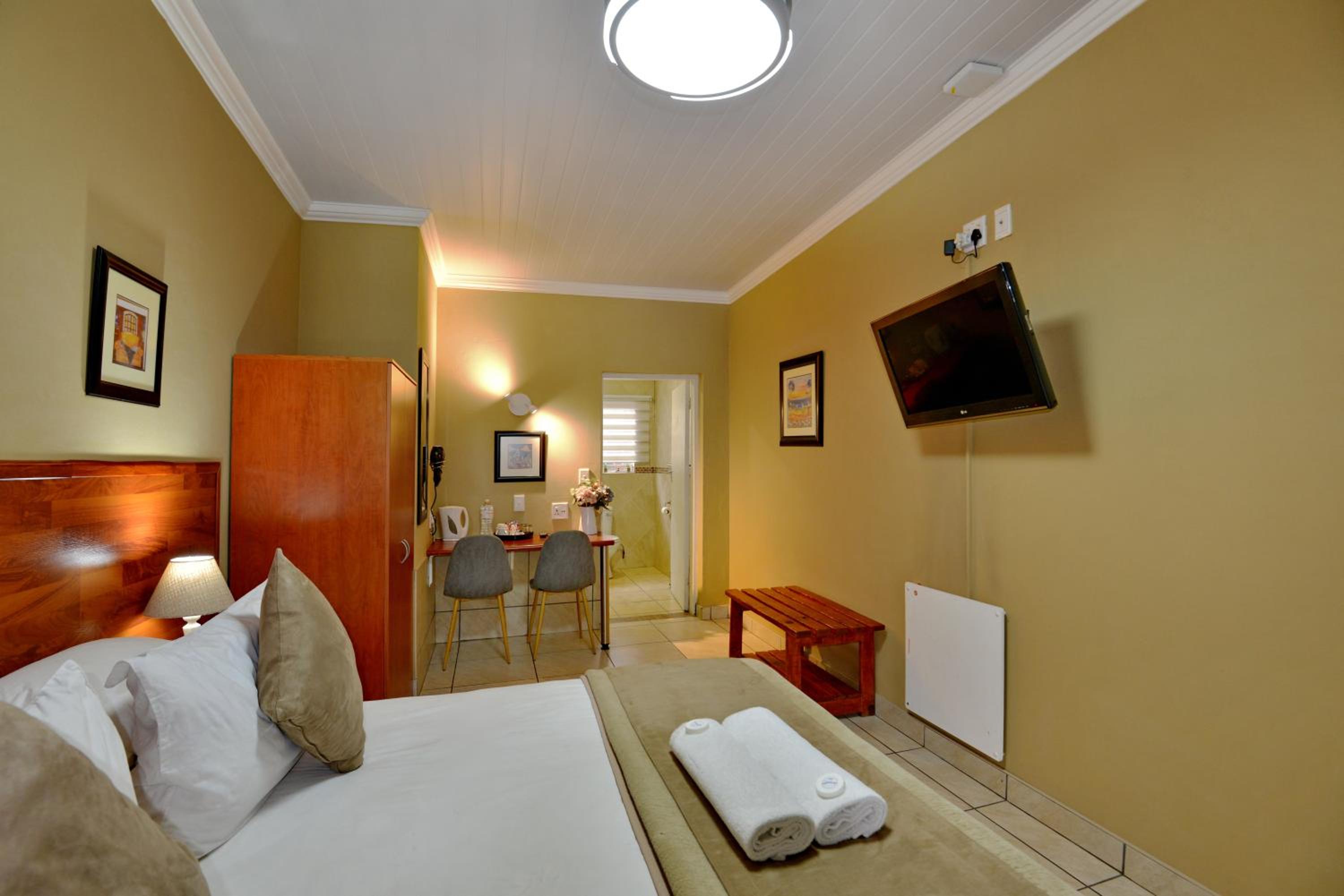 Double Room - Photo 10
