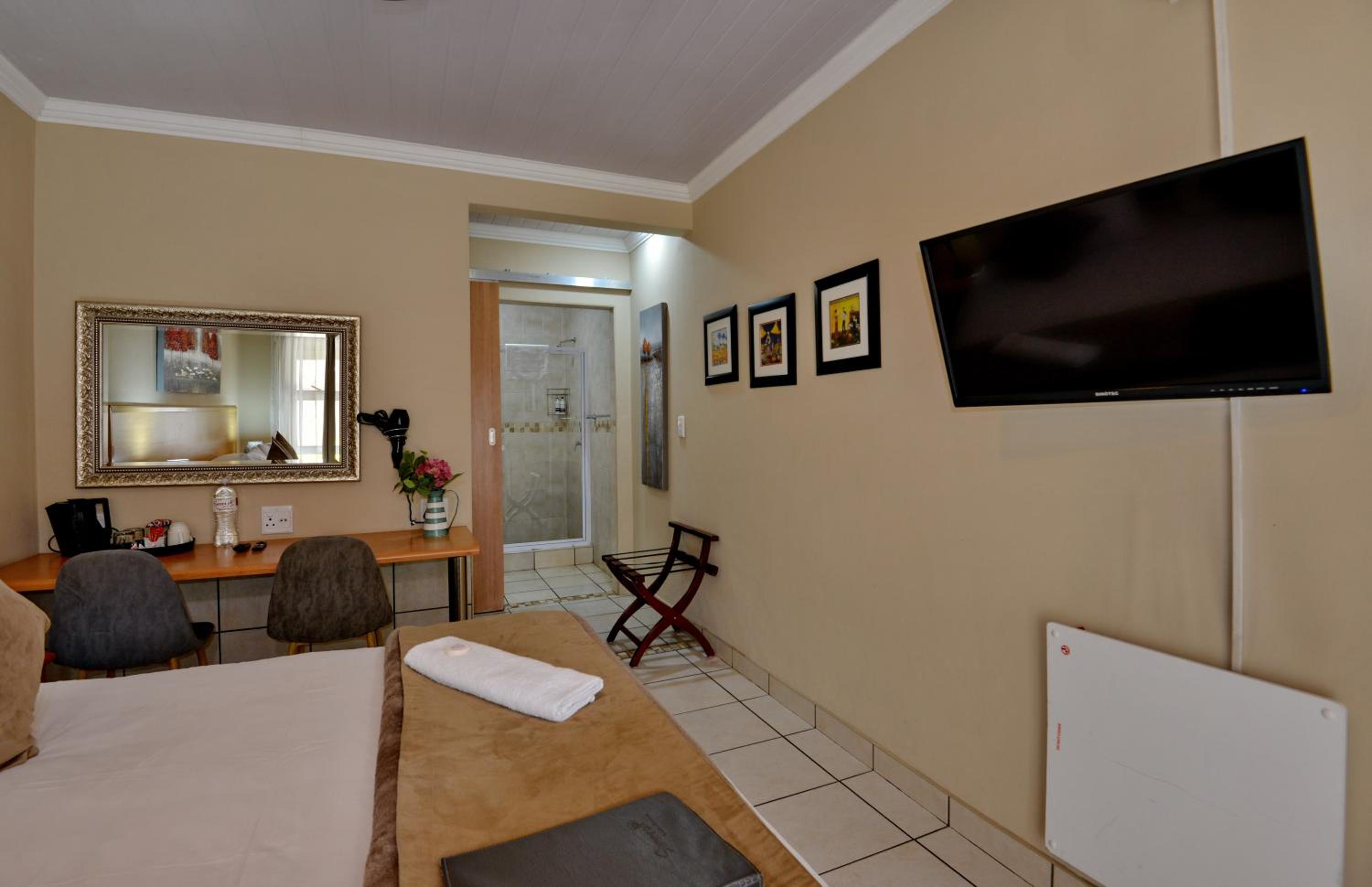 Twin Room - Photo 10