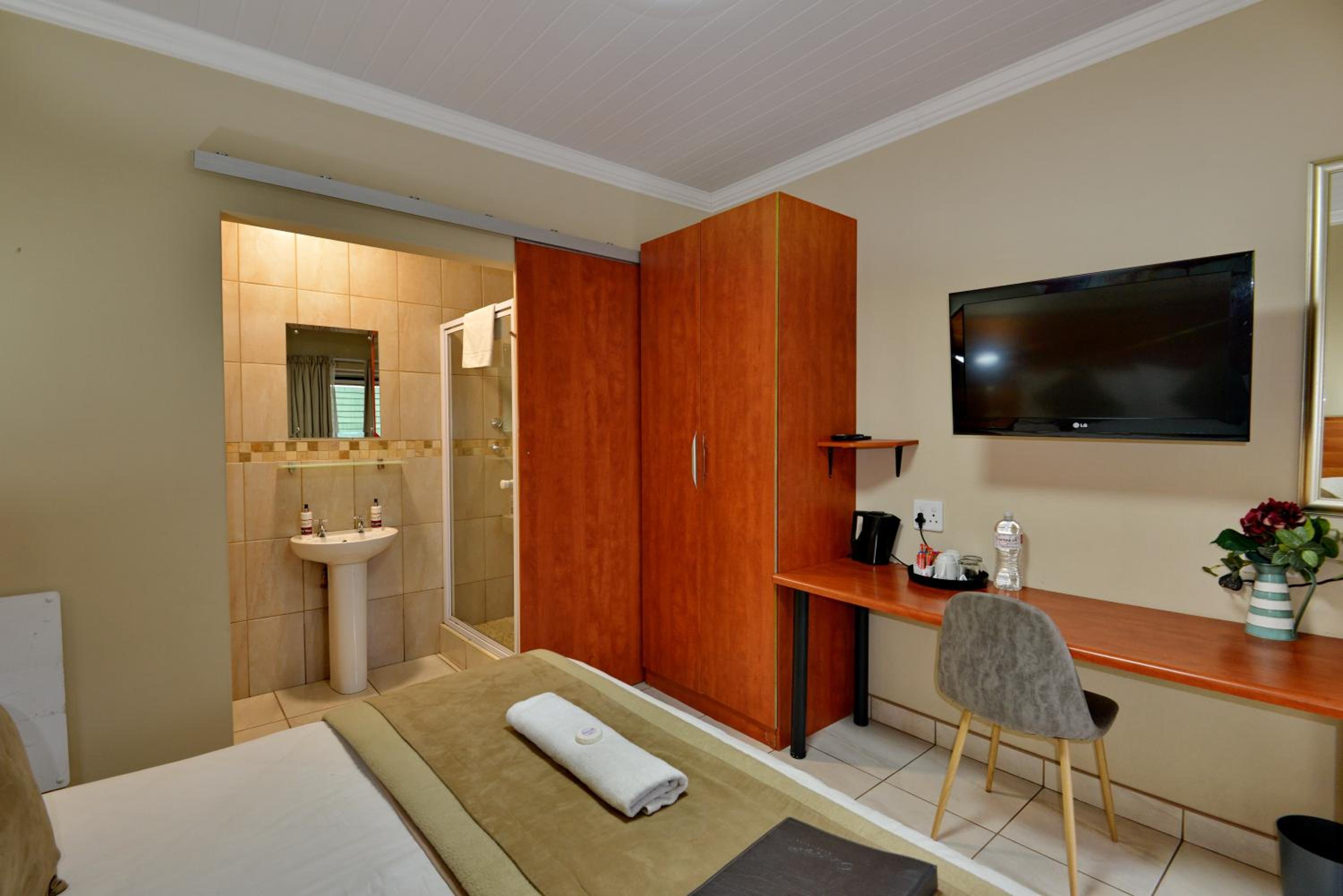 Twin Room - Photo 9