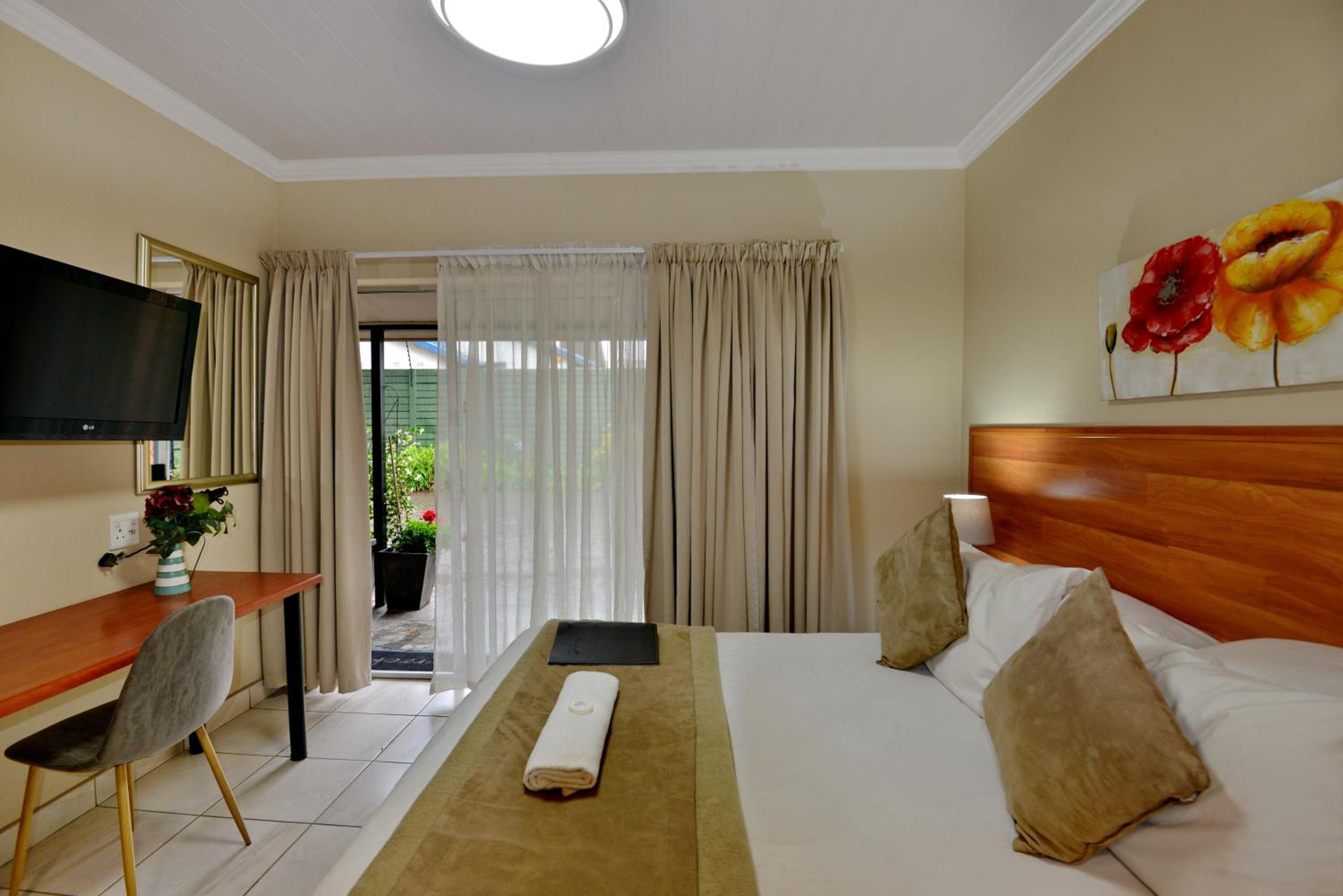 Twin Room - Photo 8