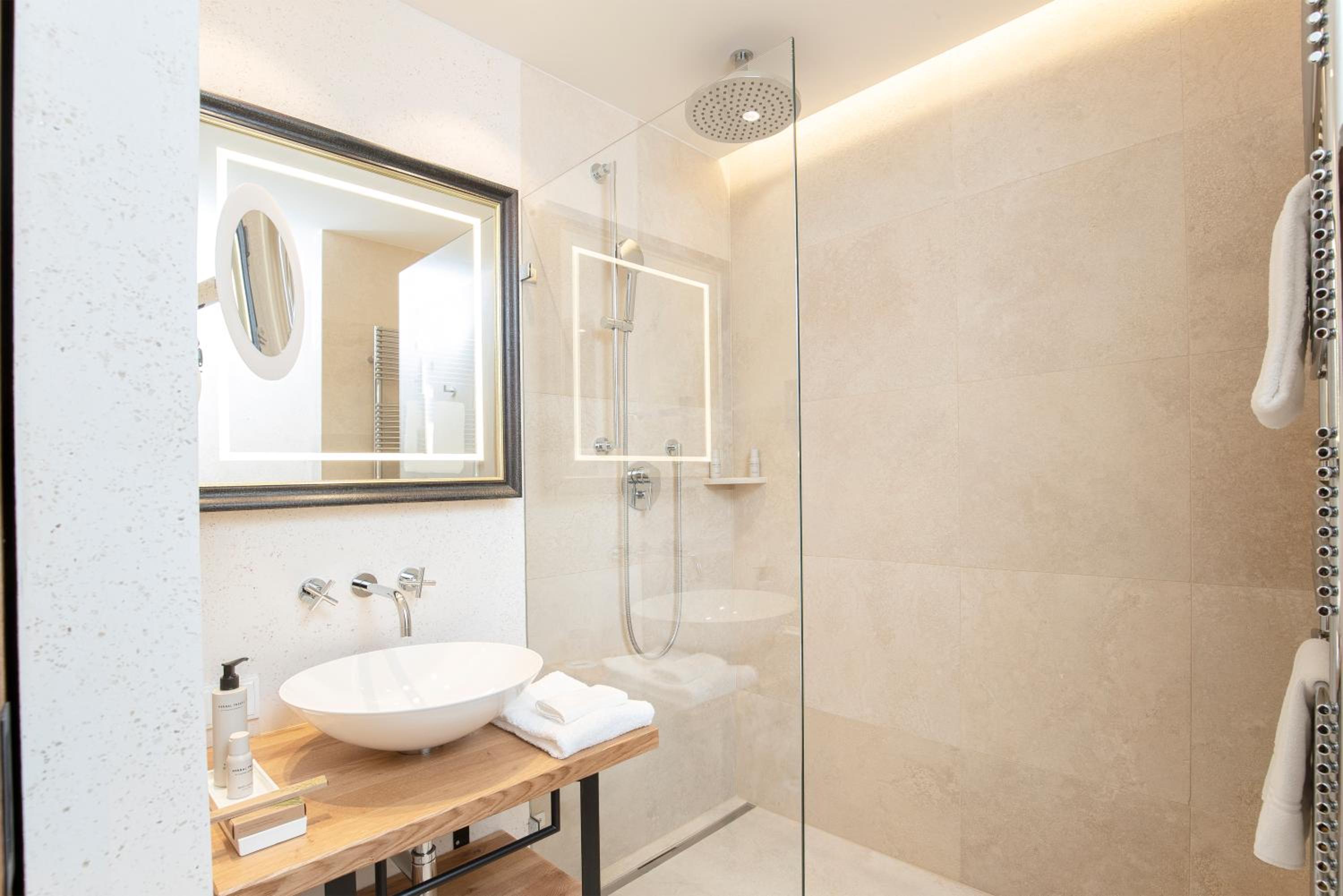 Standard Twin Room - Photo 4