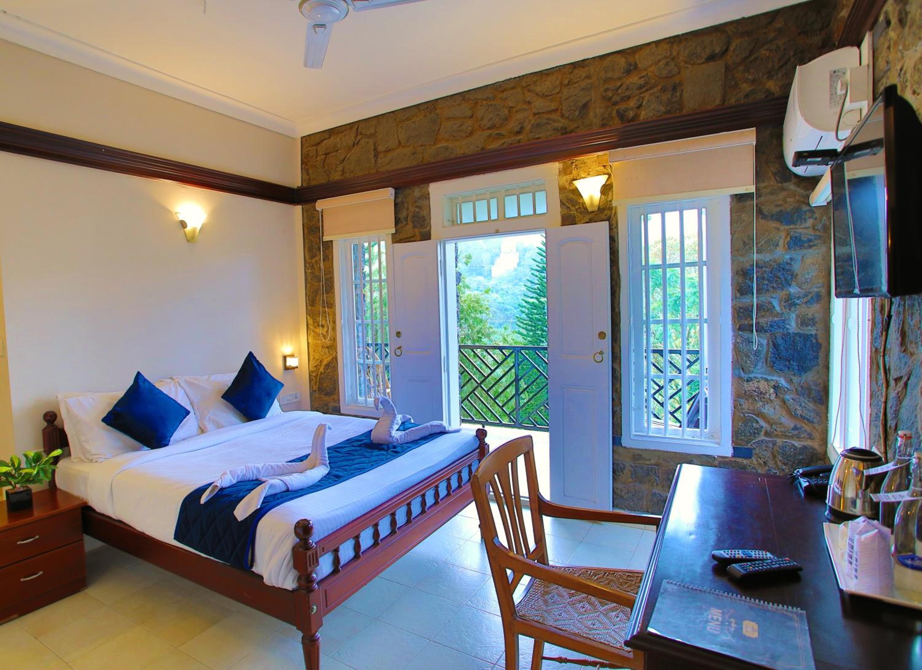 Super Deluxe Room with Balcony - Photo 25