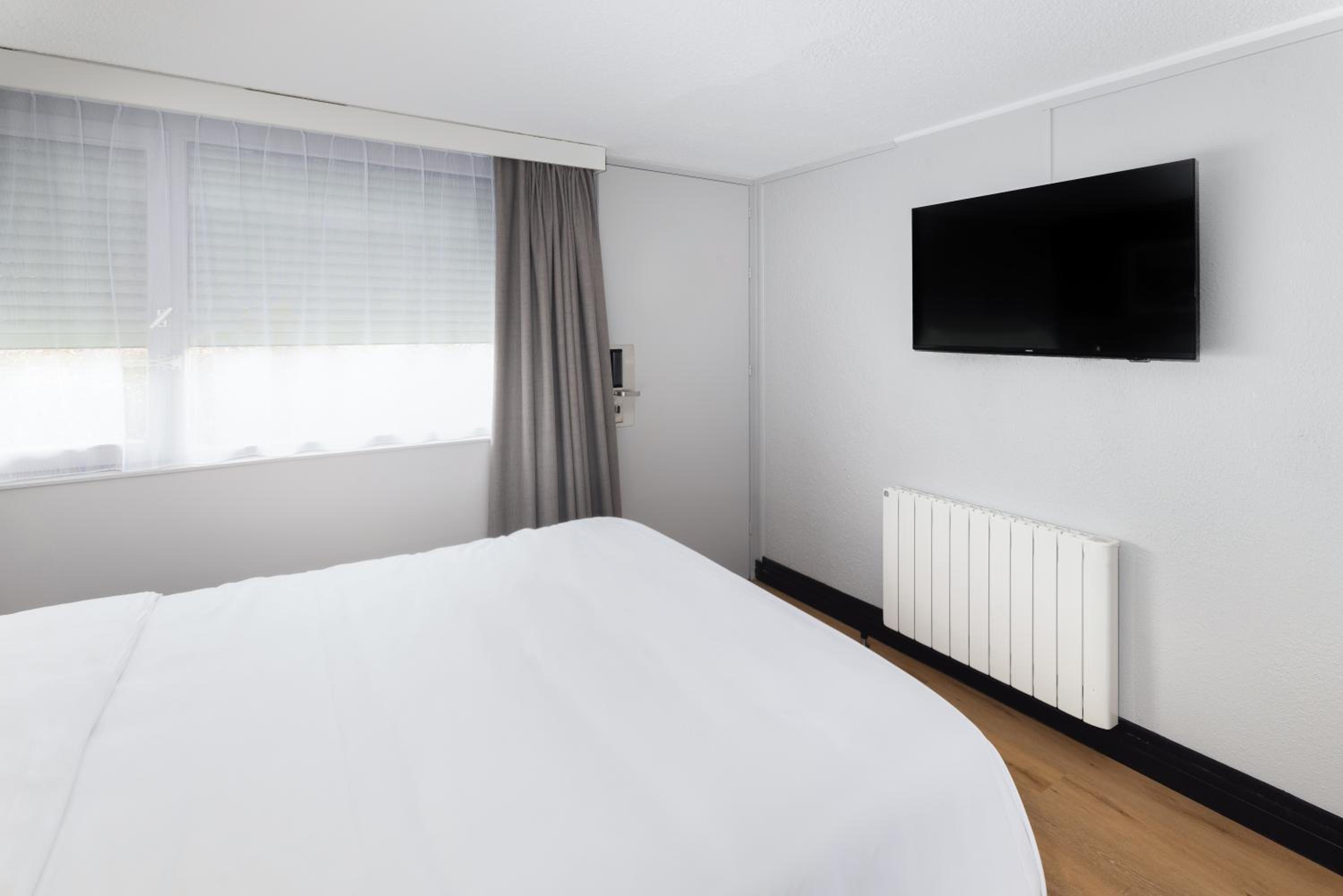 Superior Room - 1 King Bed - Photo 2