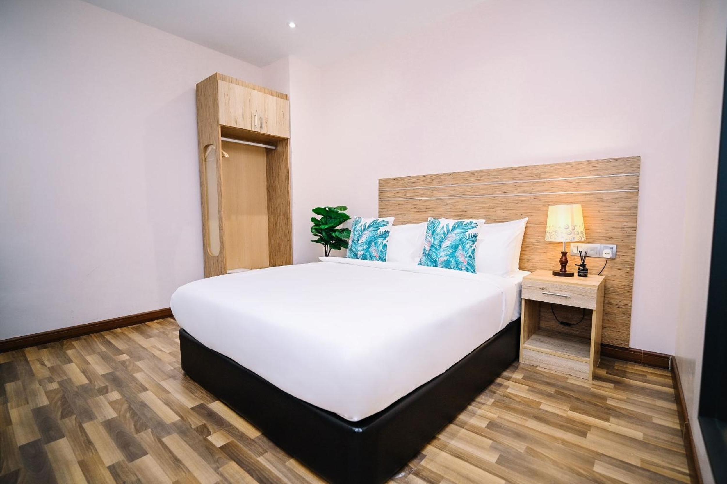 Standard Queen Room