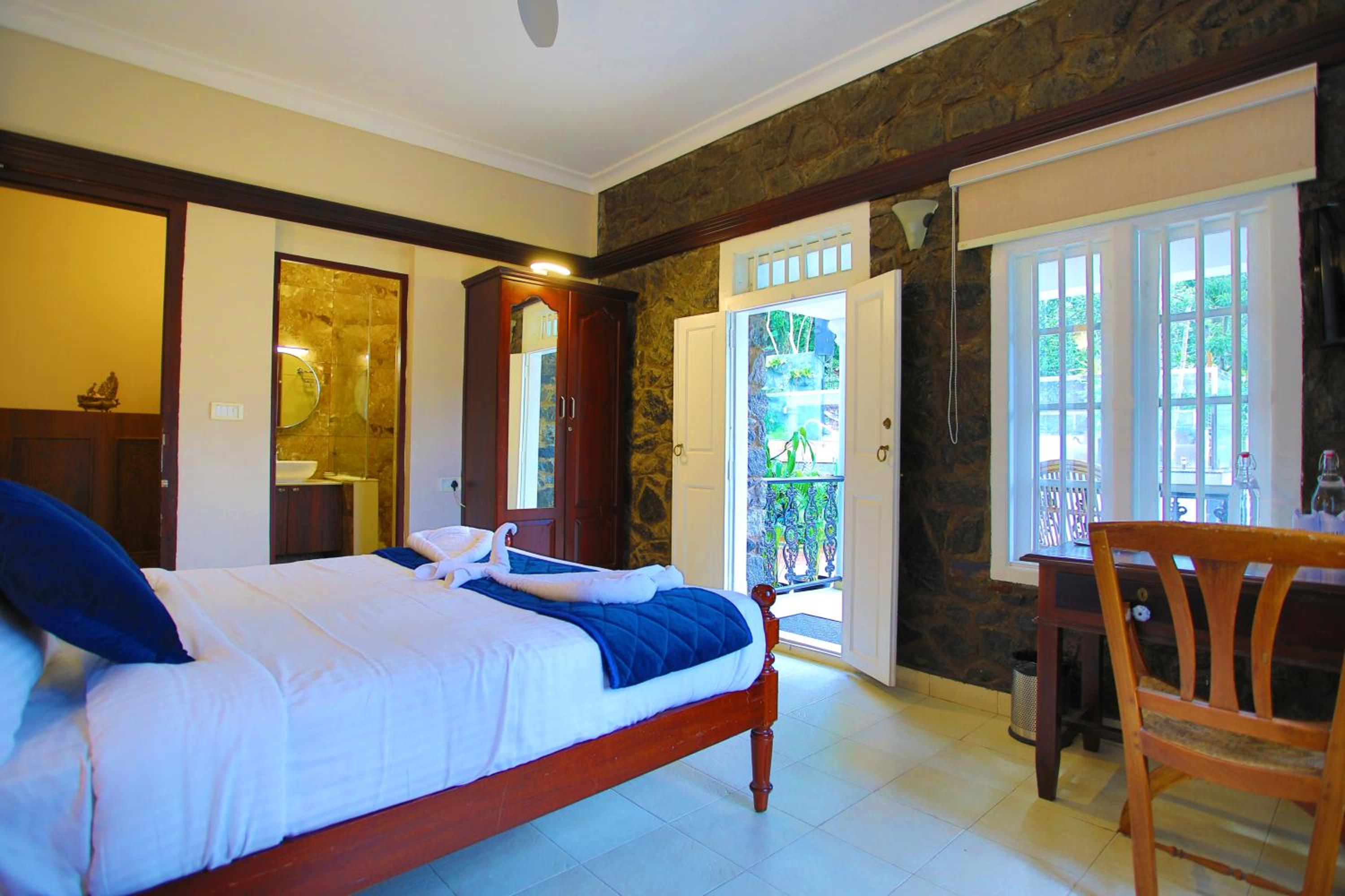 Super Deluxe Room with Balcony - Photo 20