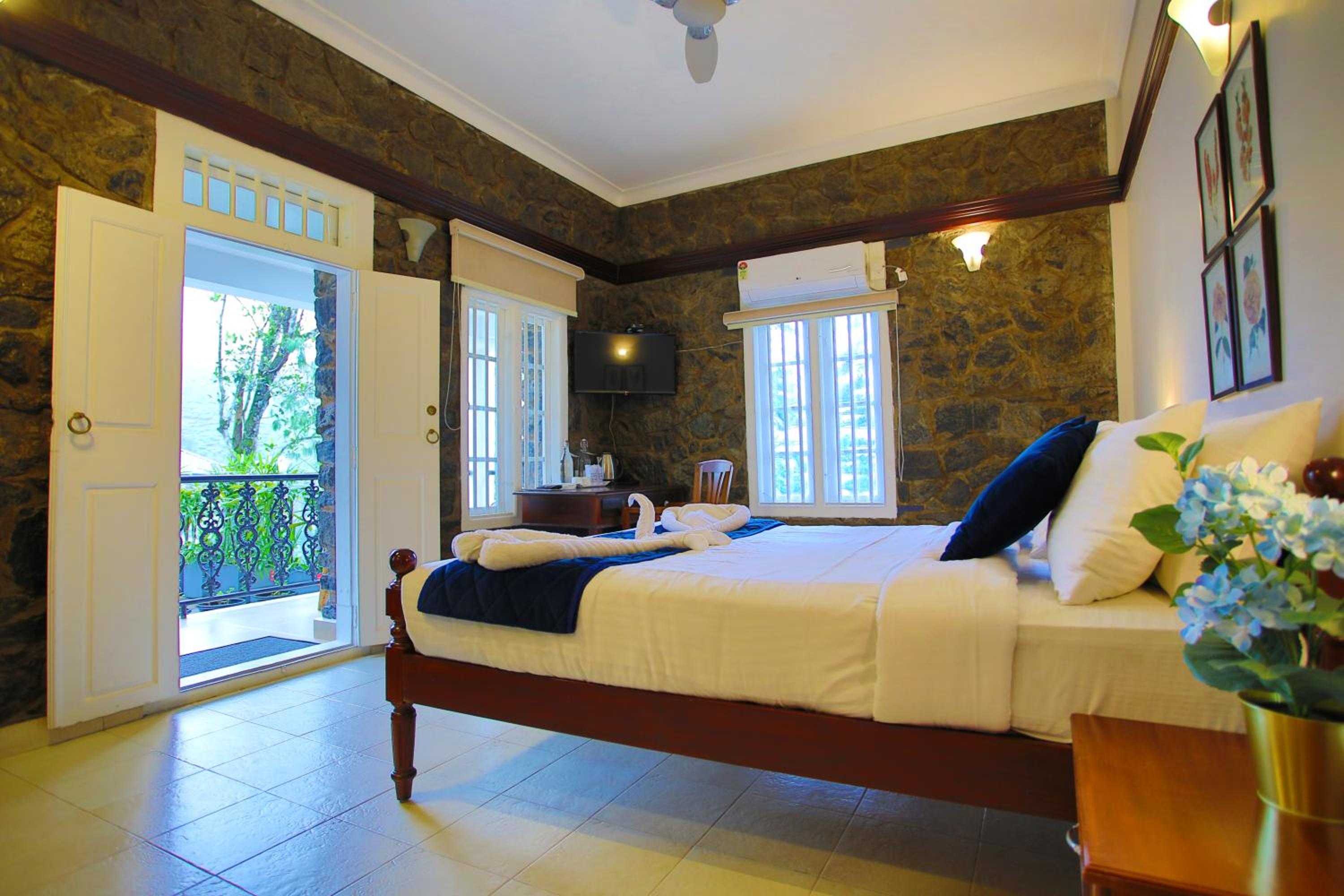 Super Deluxe Room with Balcony - Photo 19
