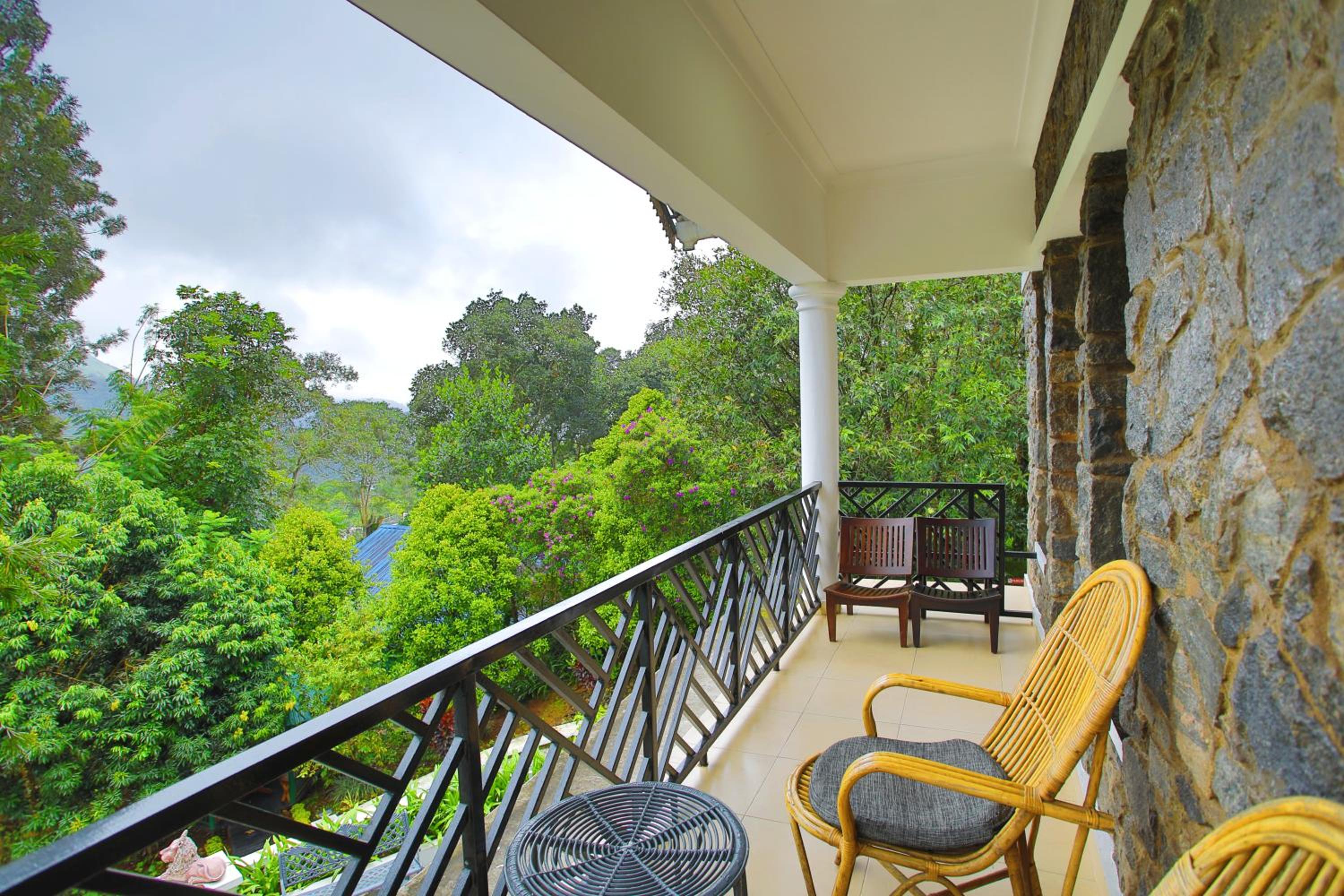 Super Deluxe Room with Balcony - Photo 17
