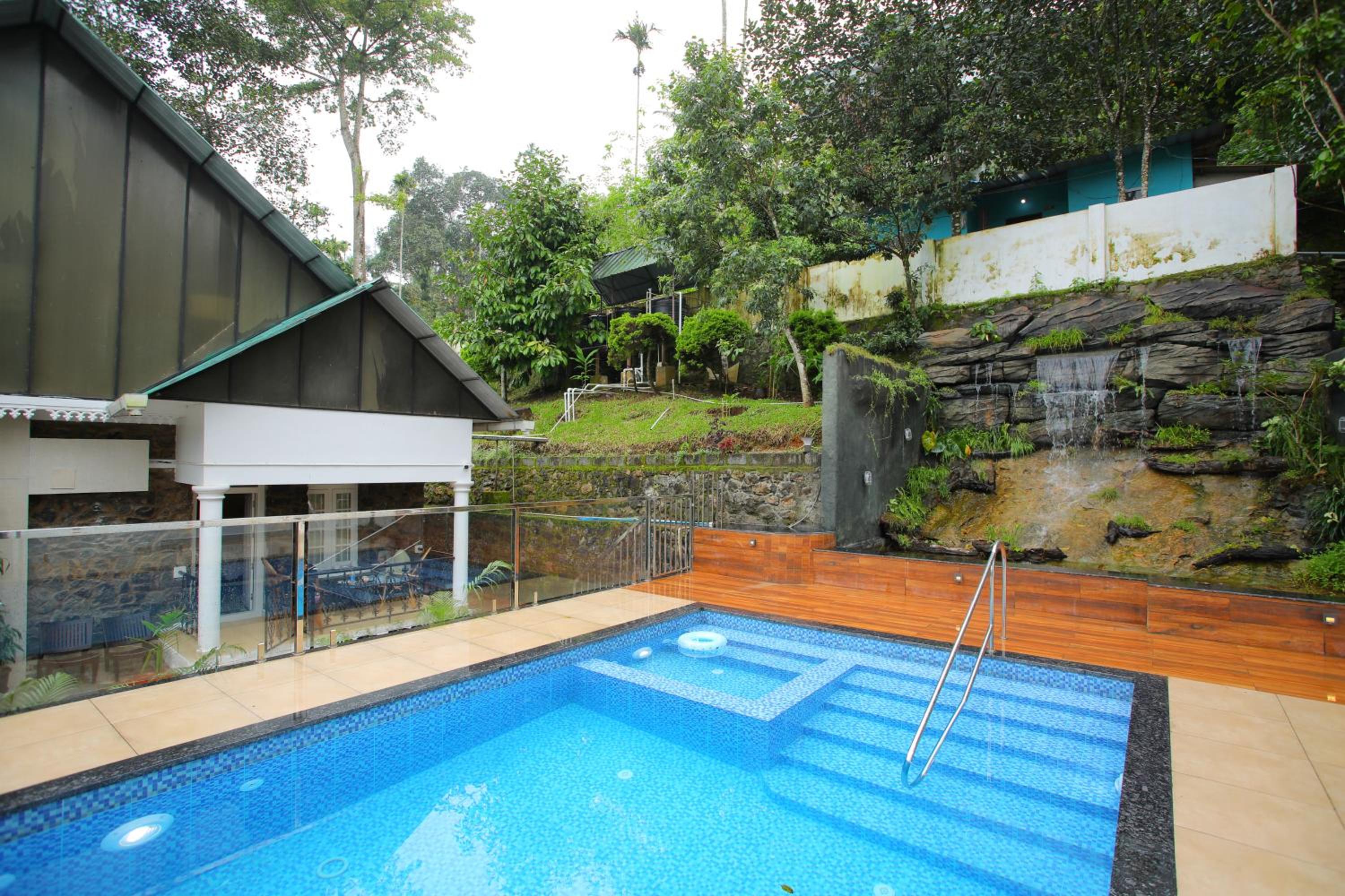 Super Deluxe Room with Balcony - Photo 8