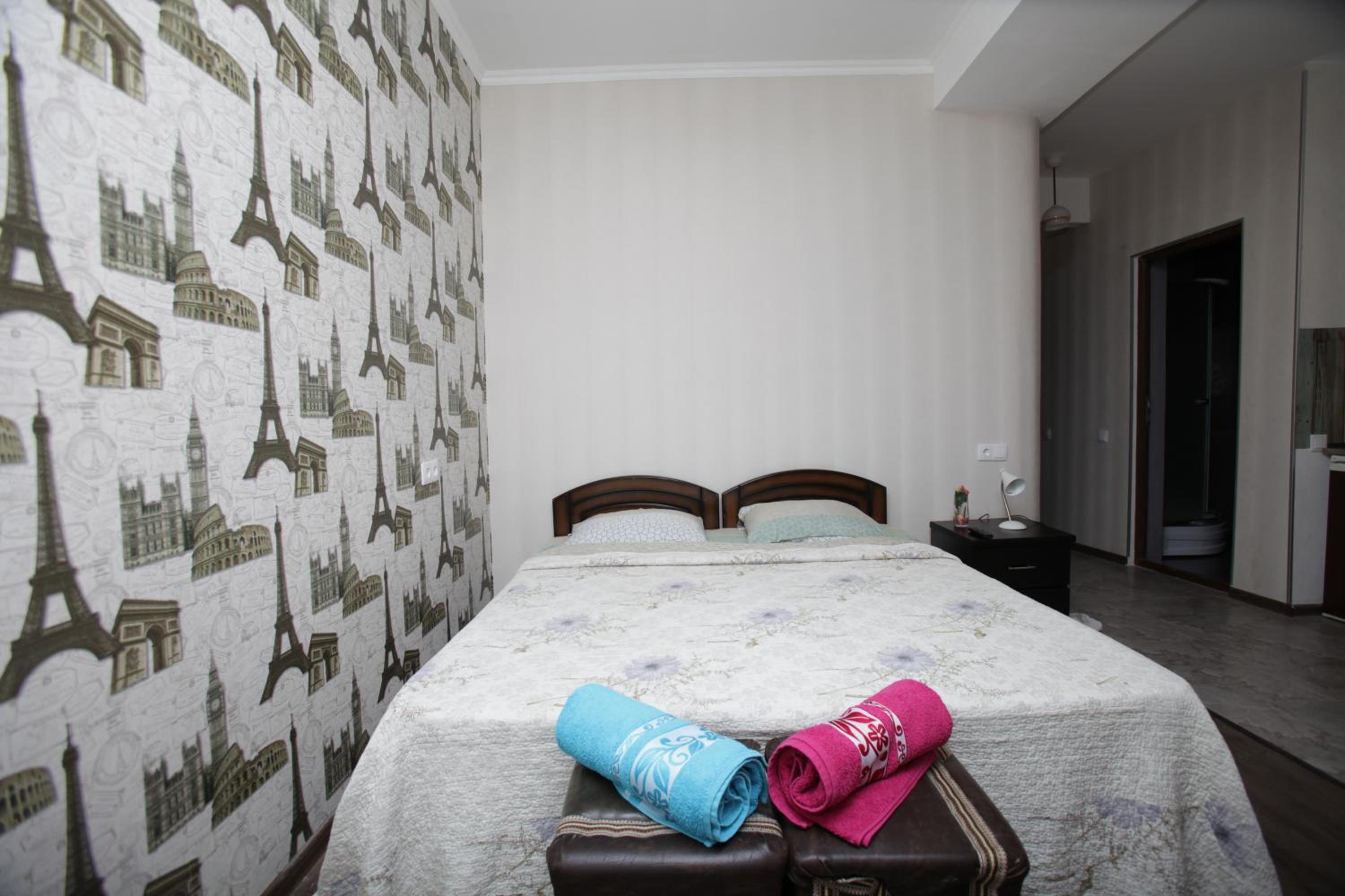 Studio Apartment - Photo 1