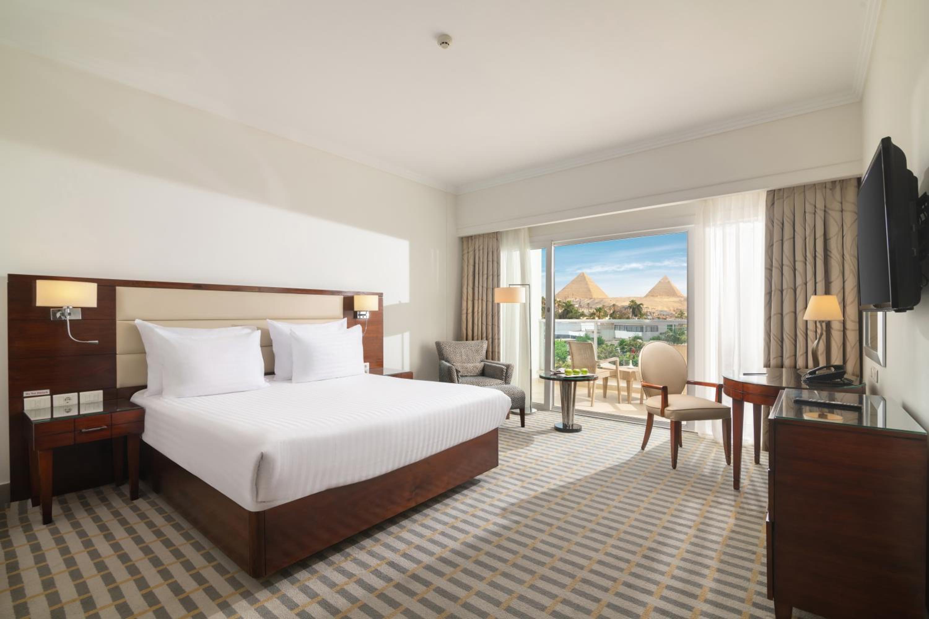 Deluxe Room With Pyramid View - Photo 9