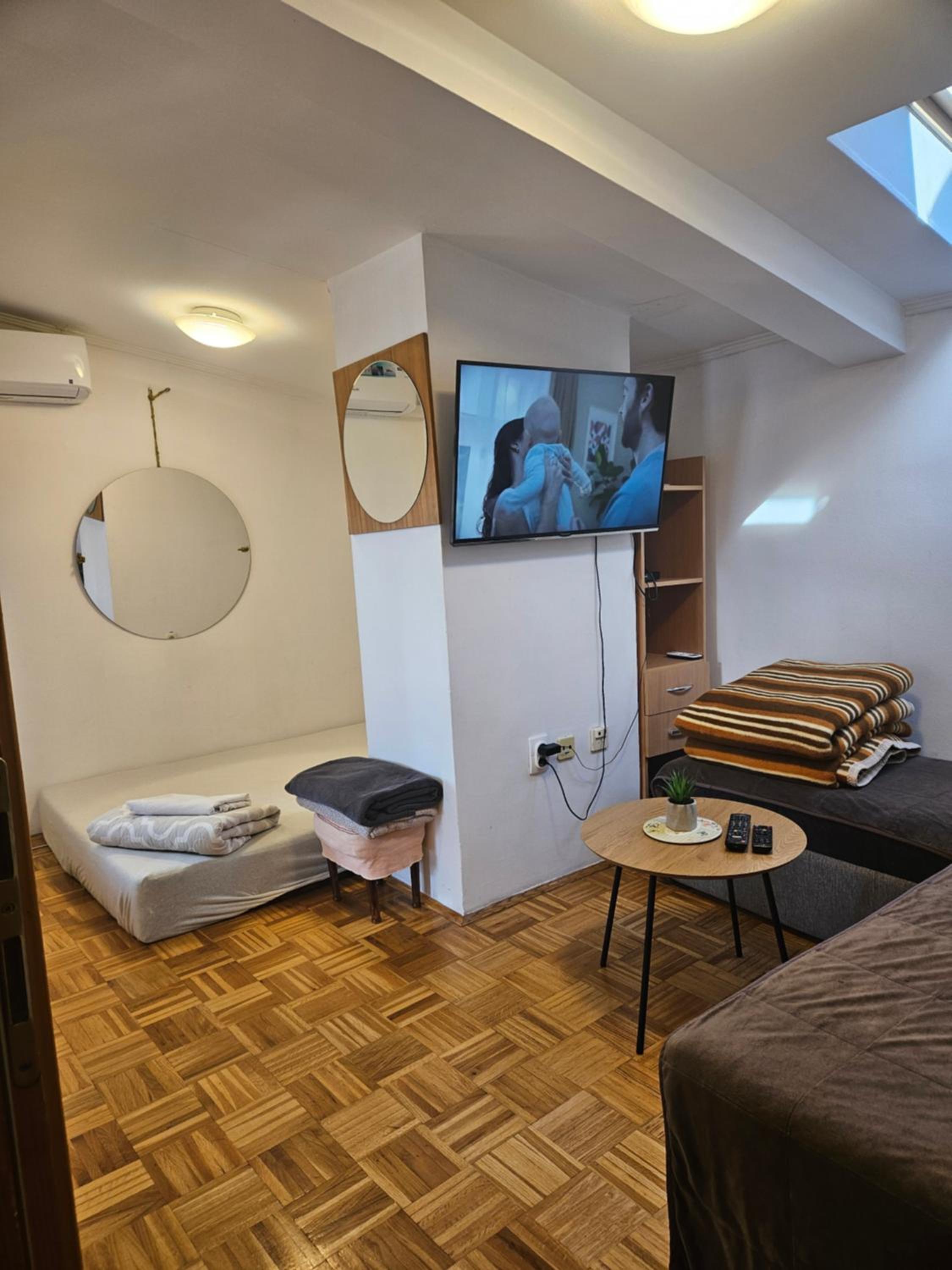 One-Bedroom Apartment photo 2