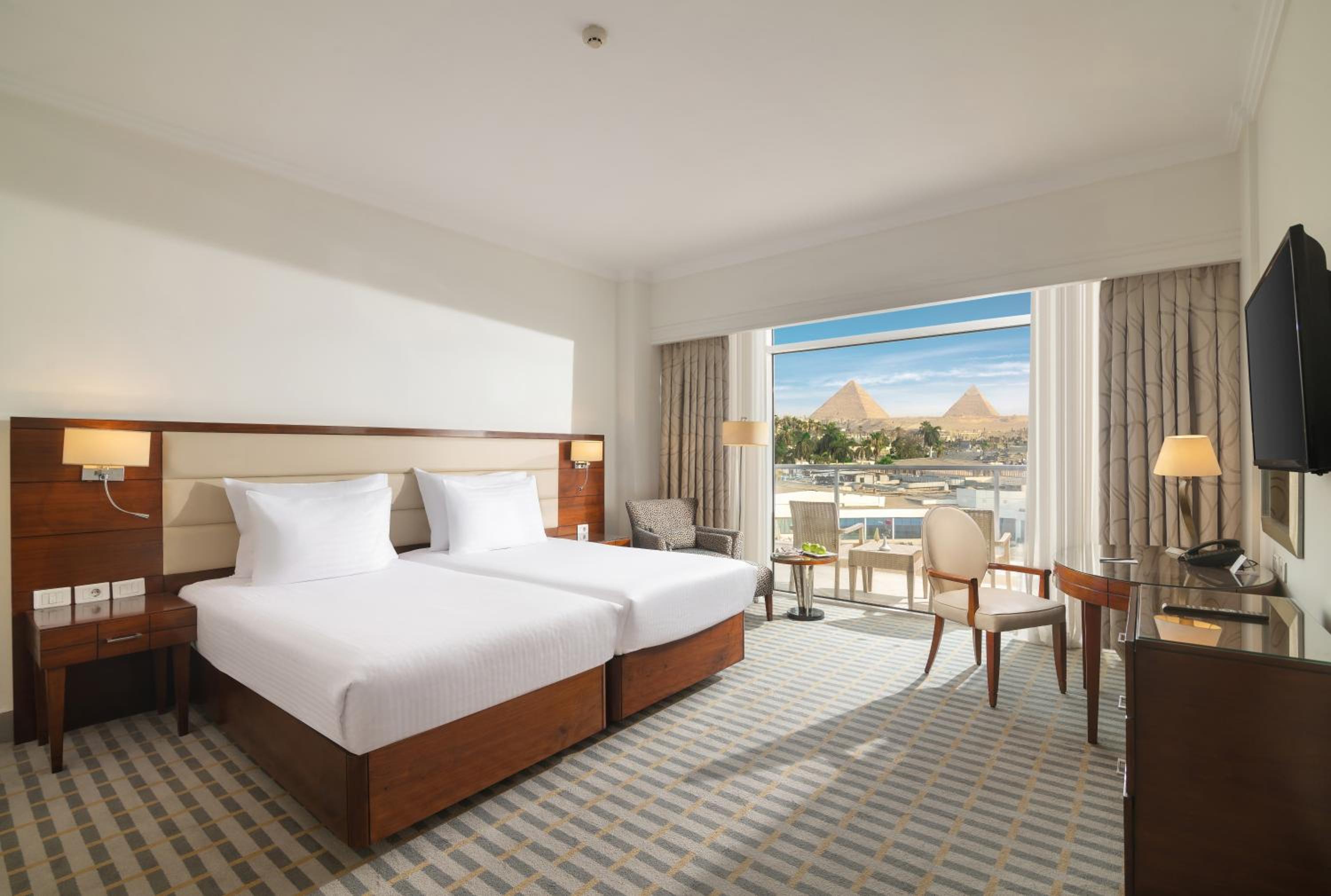 Deluxe Room With Pyramid View - Photo 10