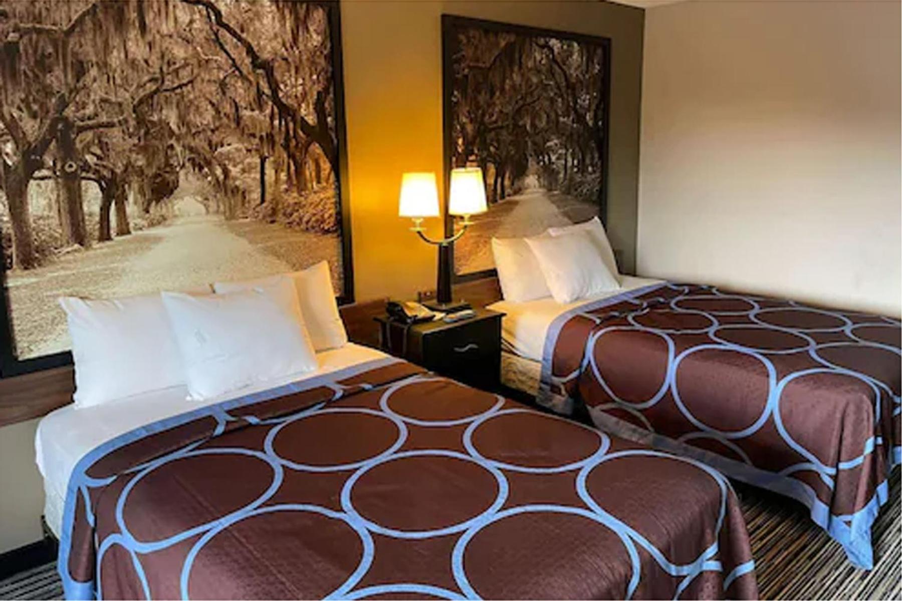 Queen Room With Two Queen Beds - Non-Smoking - Photo 3
