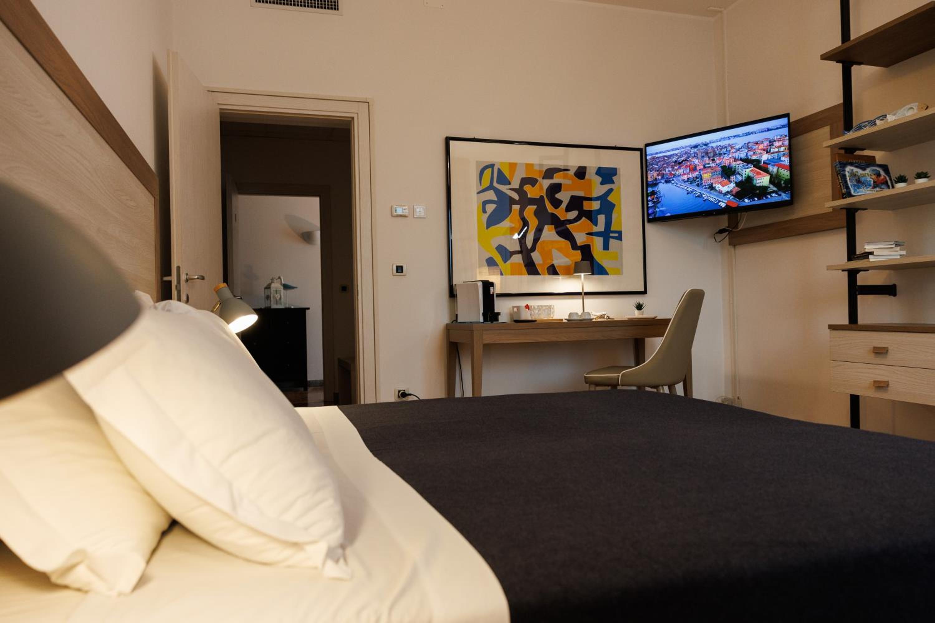 Large Double Room - Photo 1