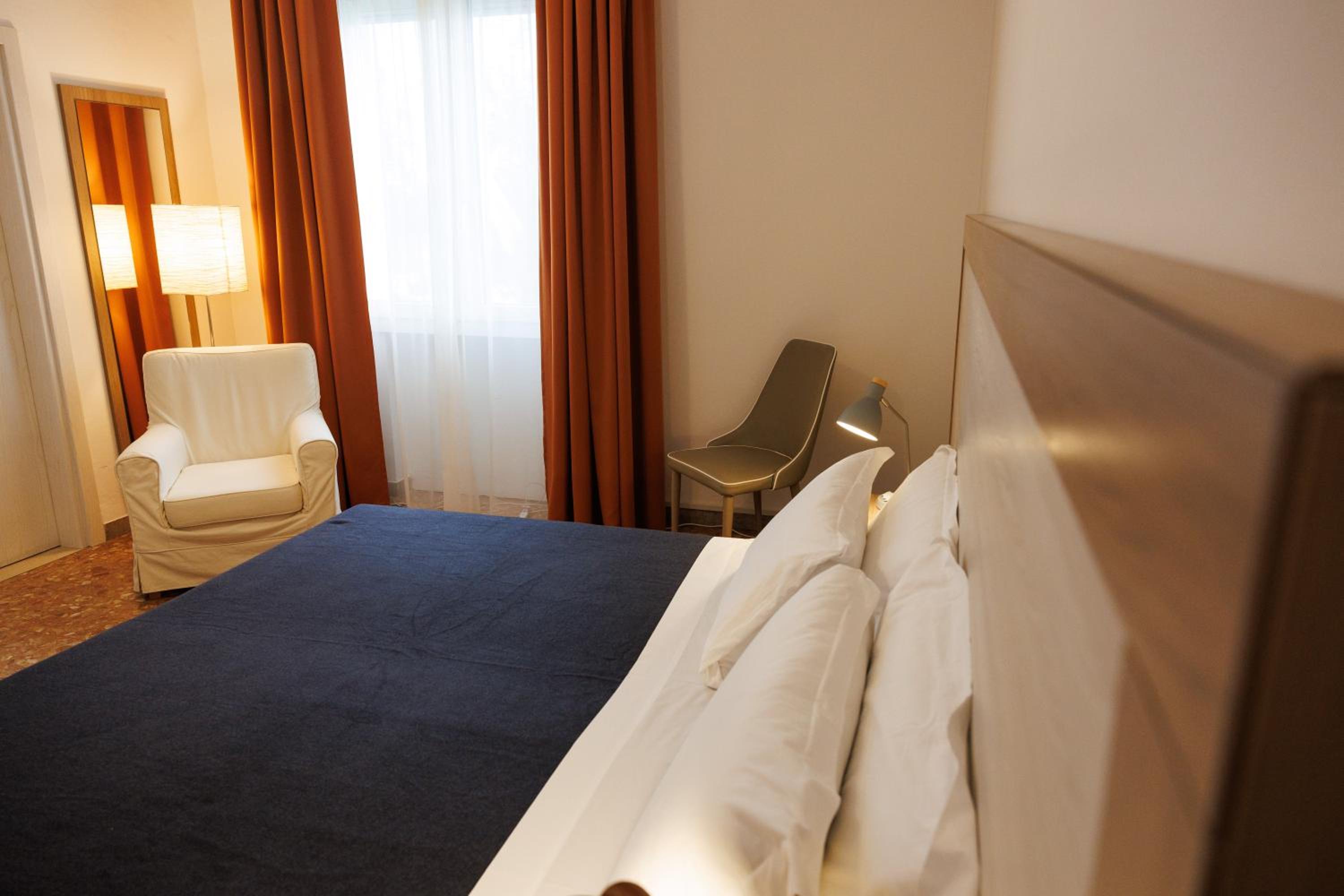 Large Double Room - Photo 29