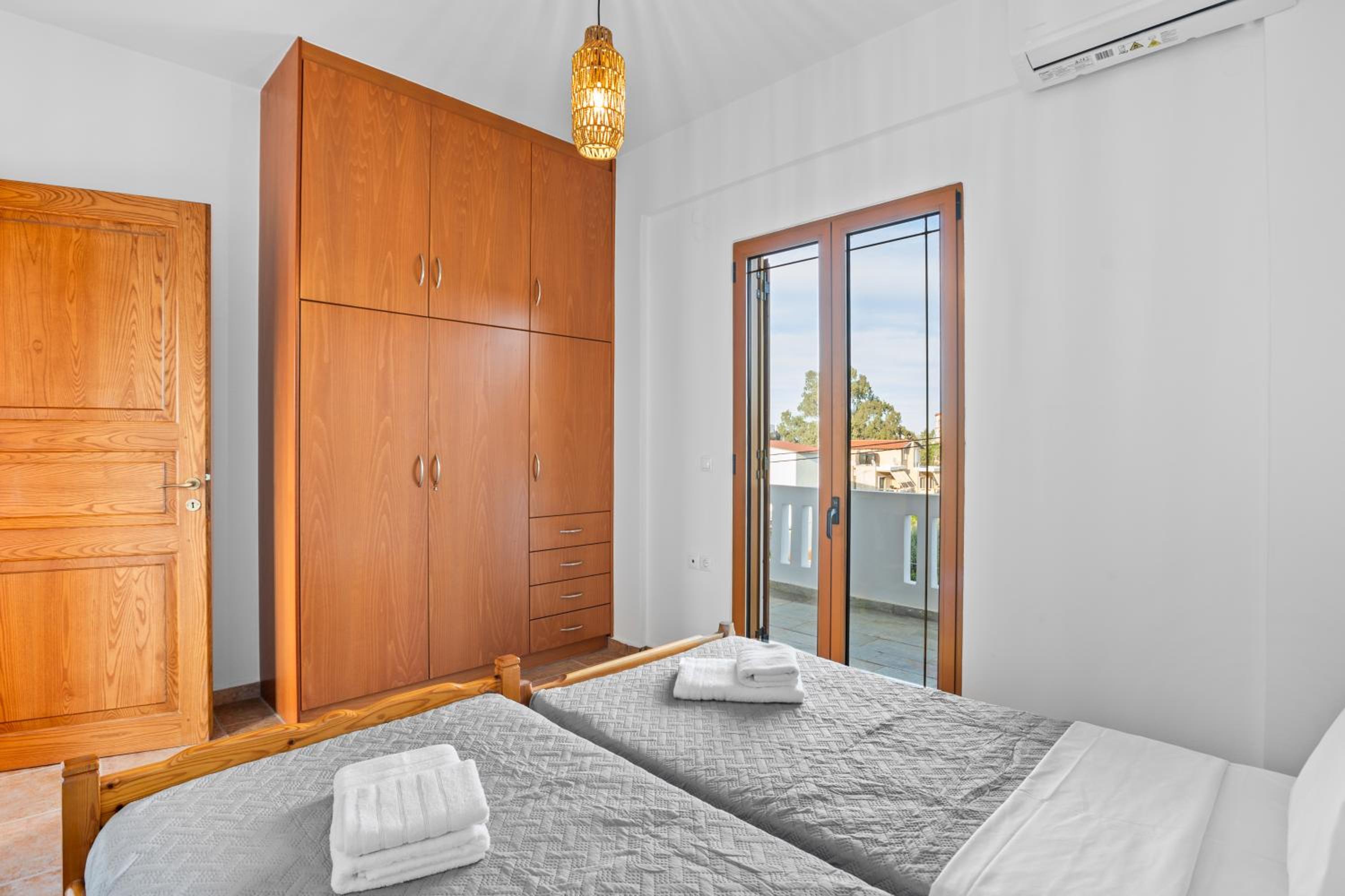 Two-Bedroom Apartment with Balcony and Sea View photo 3