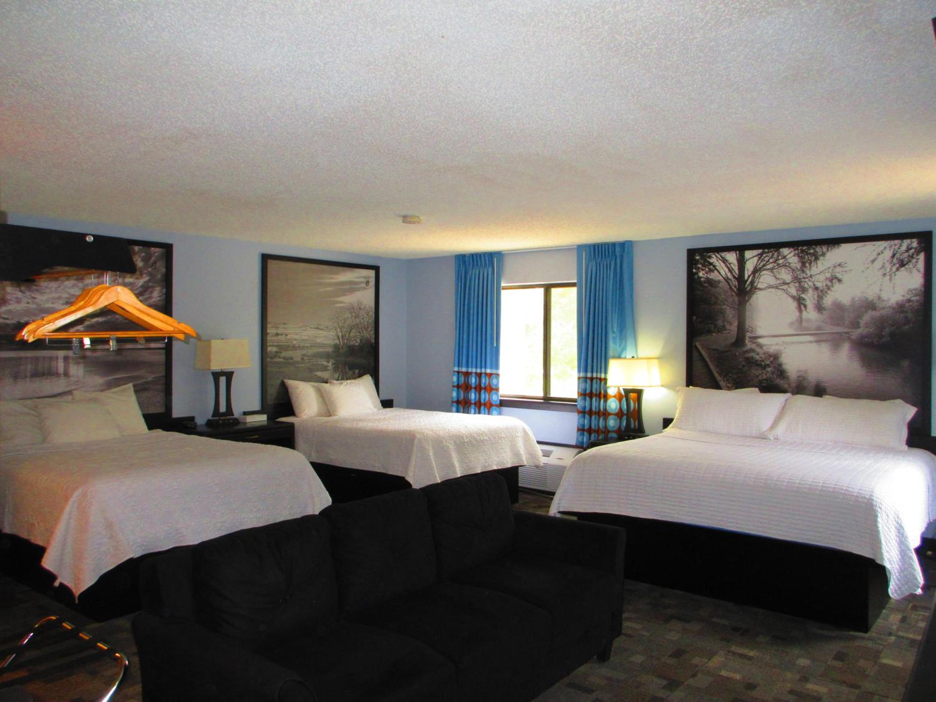 Suite with One King and Two Queen Beds - Non-Smoking - Photo 9