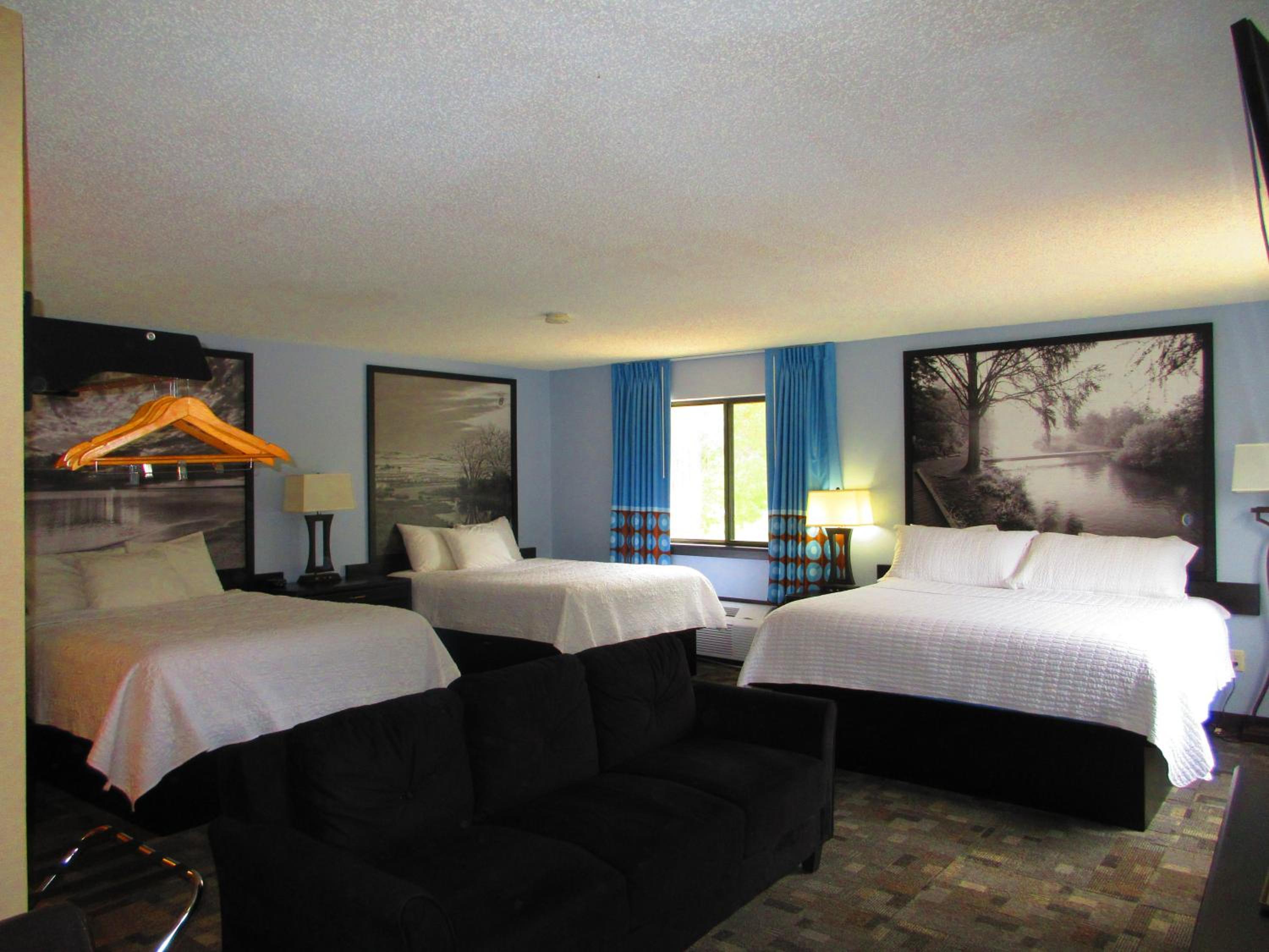 Suite with One King and Two Queen Beds - Non-Smoking - Photo 10