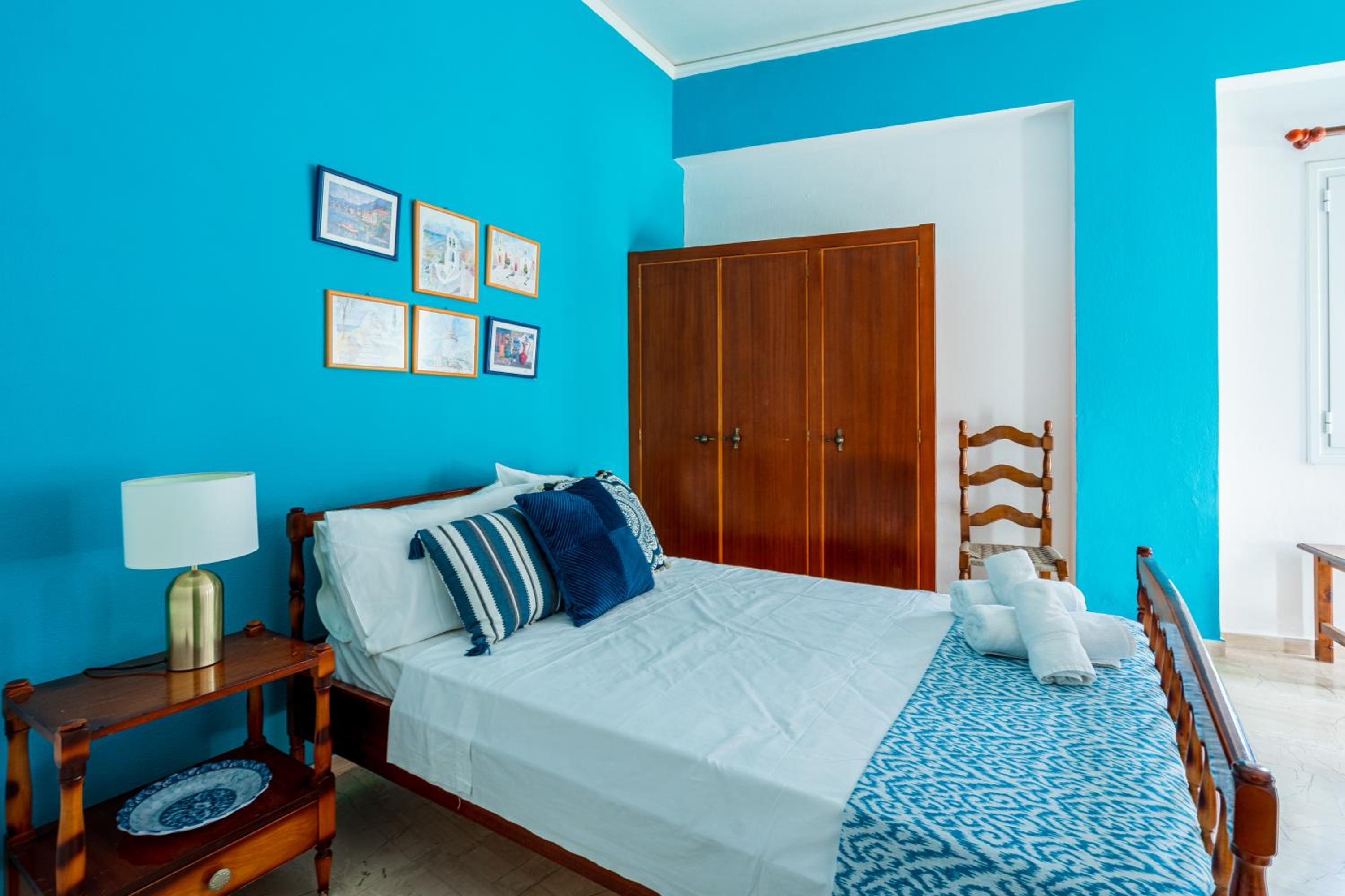 One-Bedroom Apartment With Balcony And Mountain View  