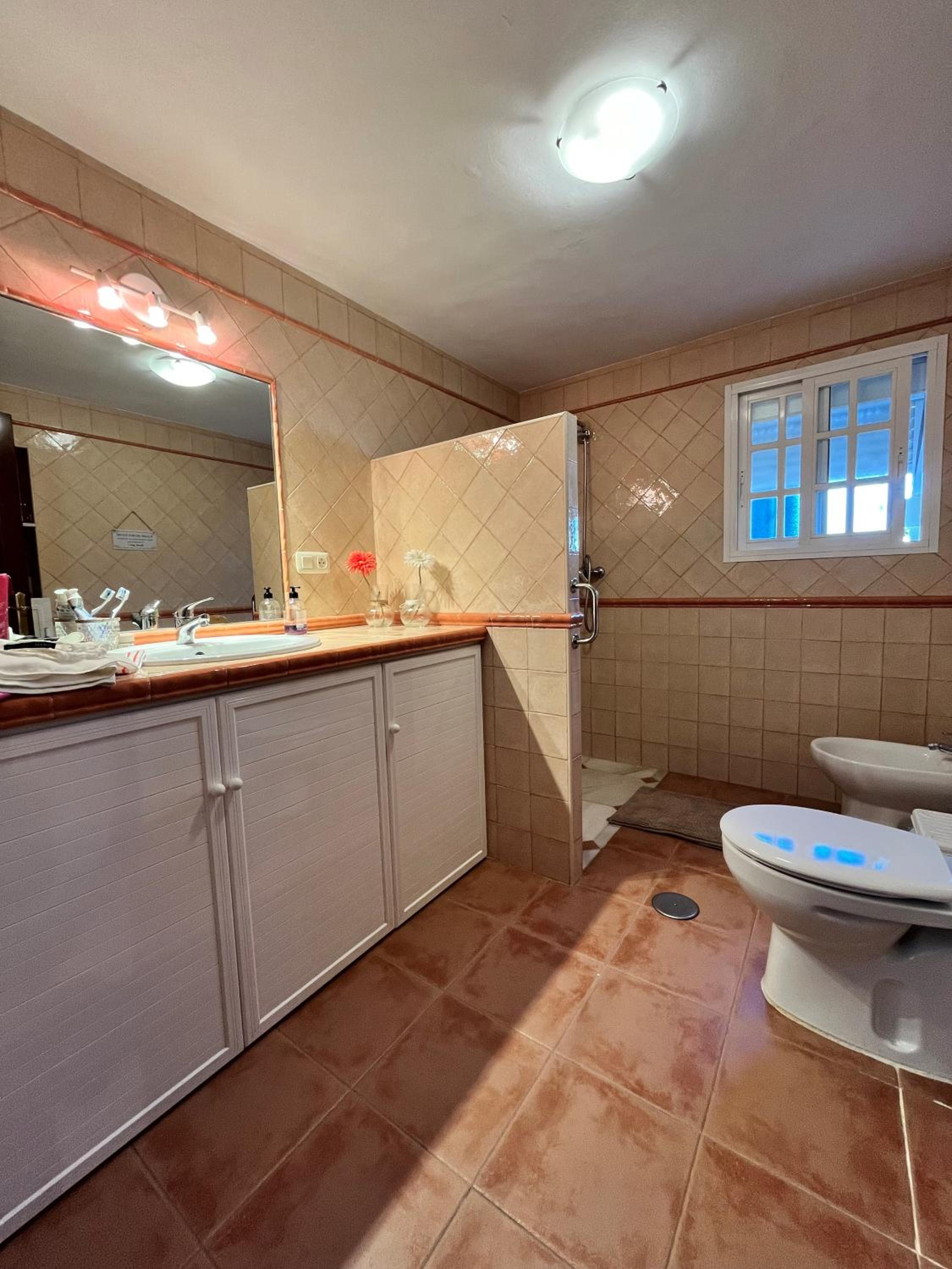 Five-Bedroom House photo 2