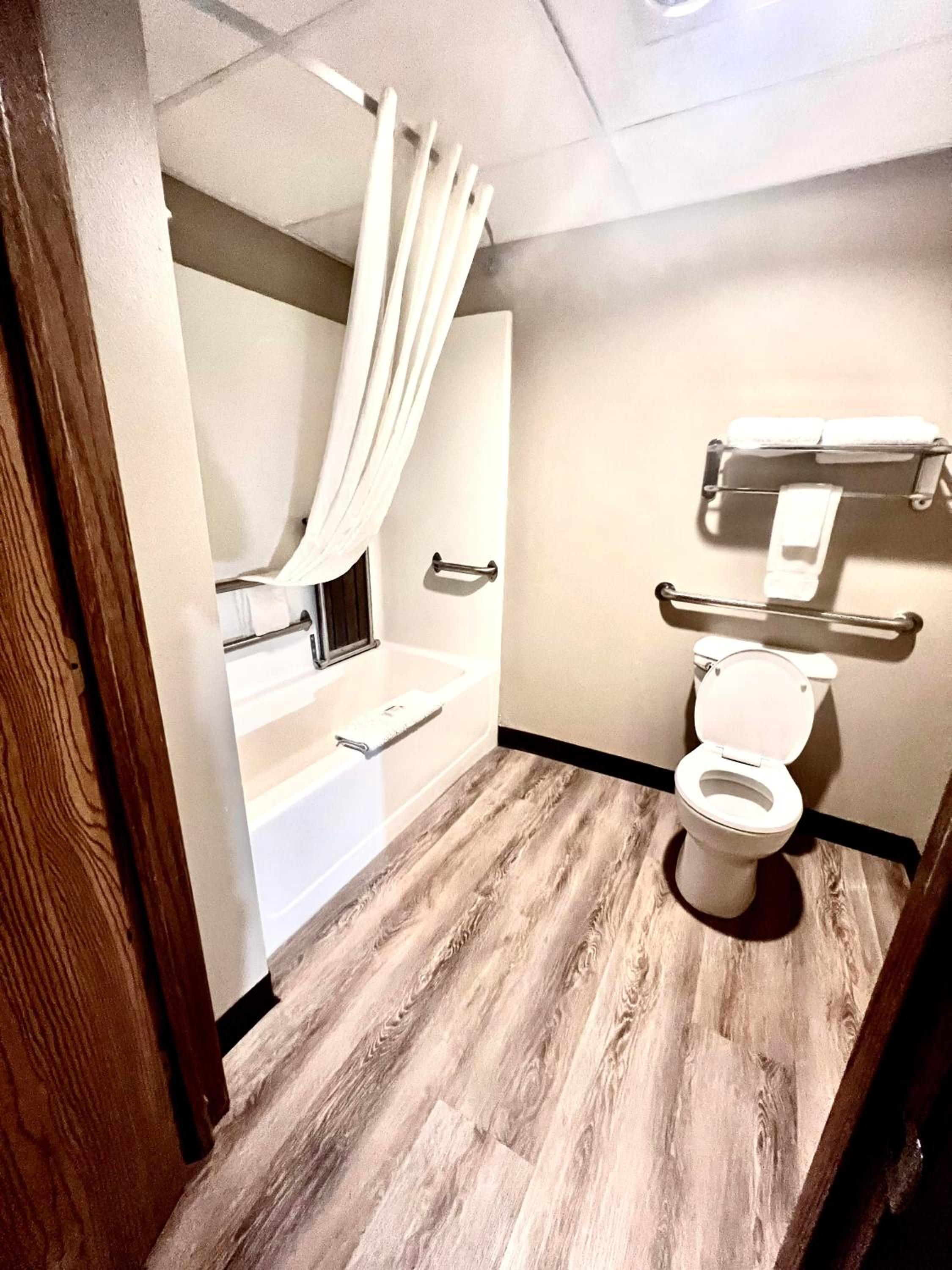 King Suite - Non-Smoking - Photo 8