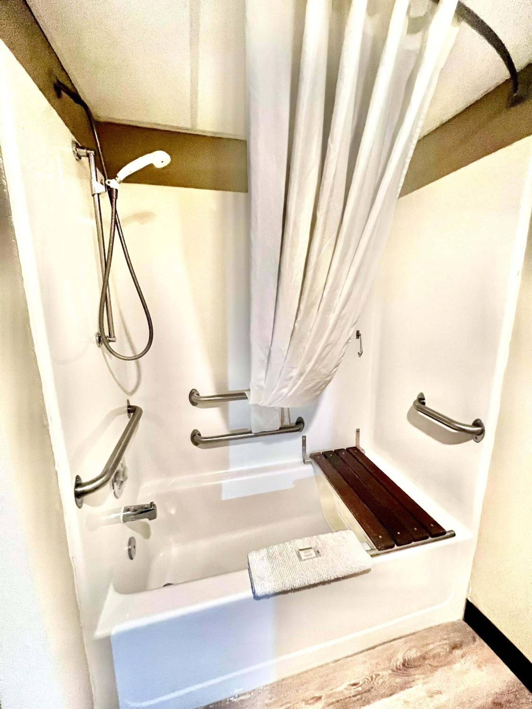 Queen Room - Mobility Access/Non-Smoking - Photo 2