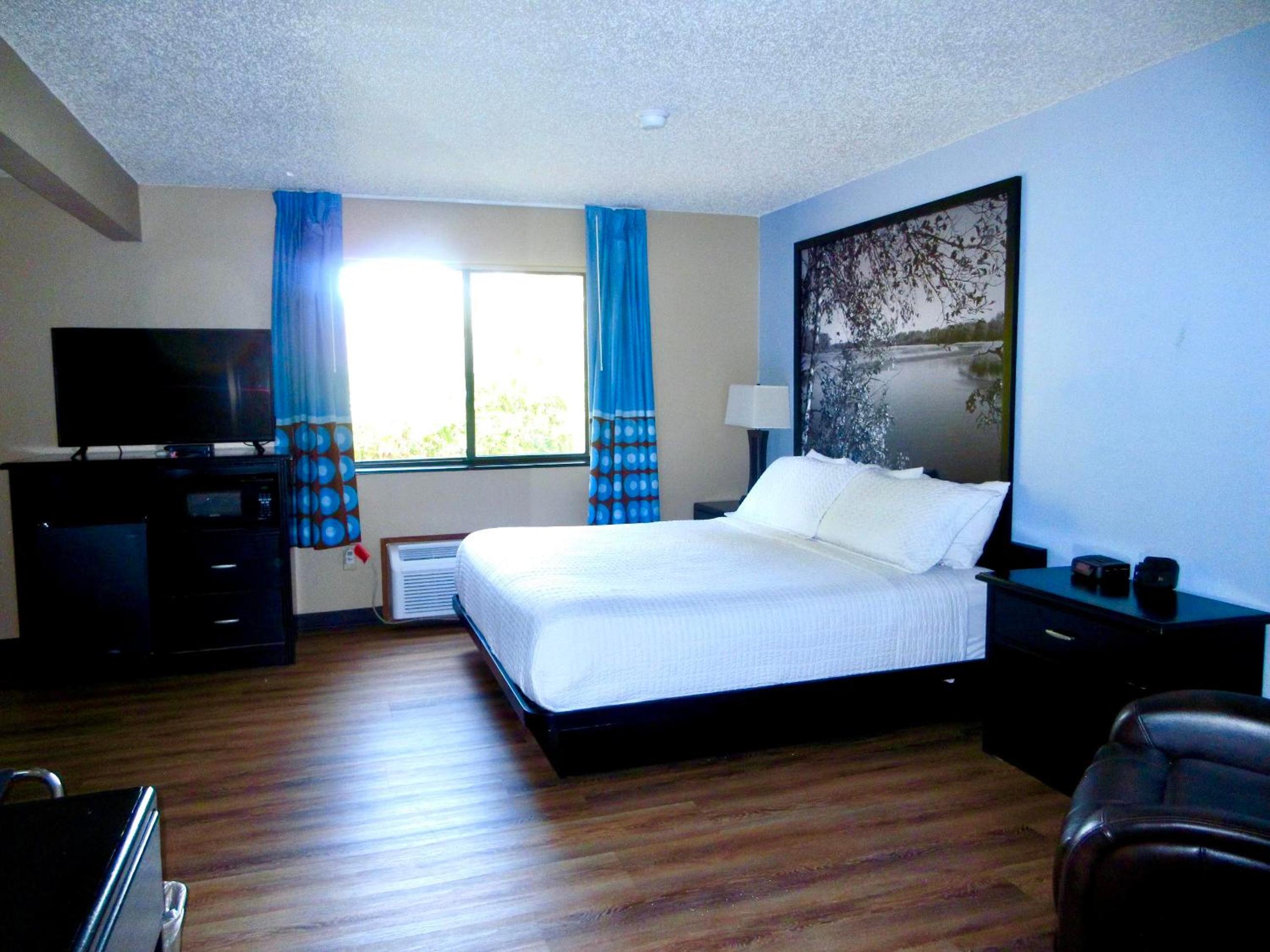 King Suite - Non-Smoking - Photo 6