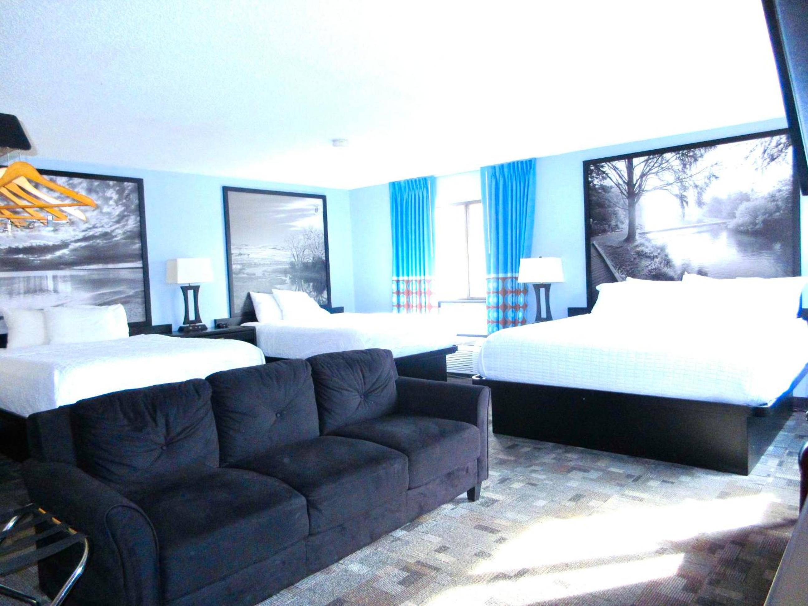 Suite with One King and Two Queen Beds - Non-Smoking - Photo 8