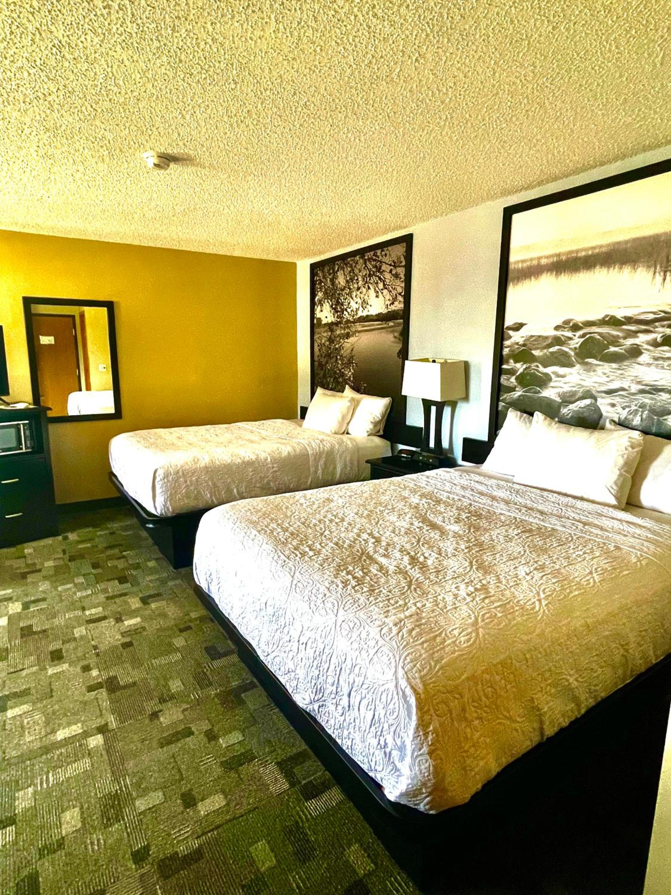 Queen Room with Two Queen Beds - Non-Smoking - Photo 4