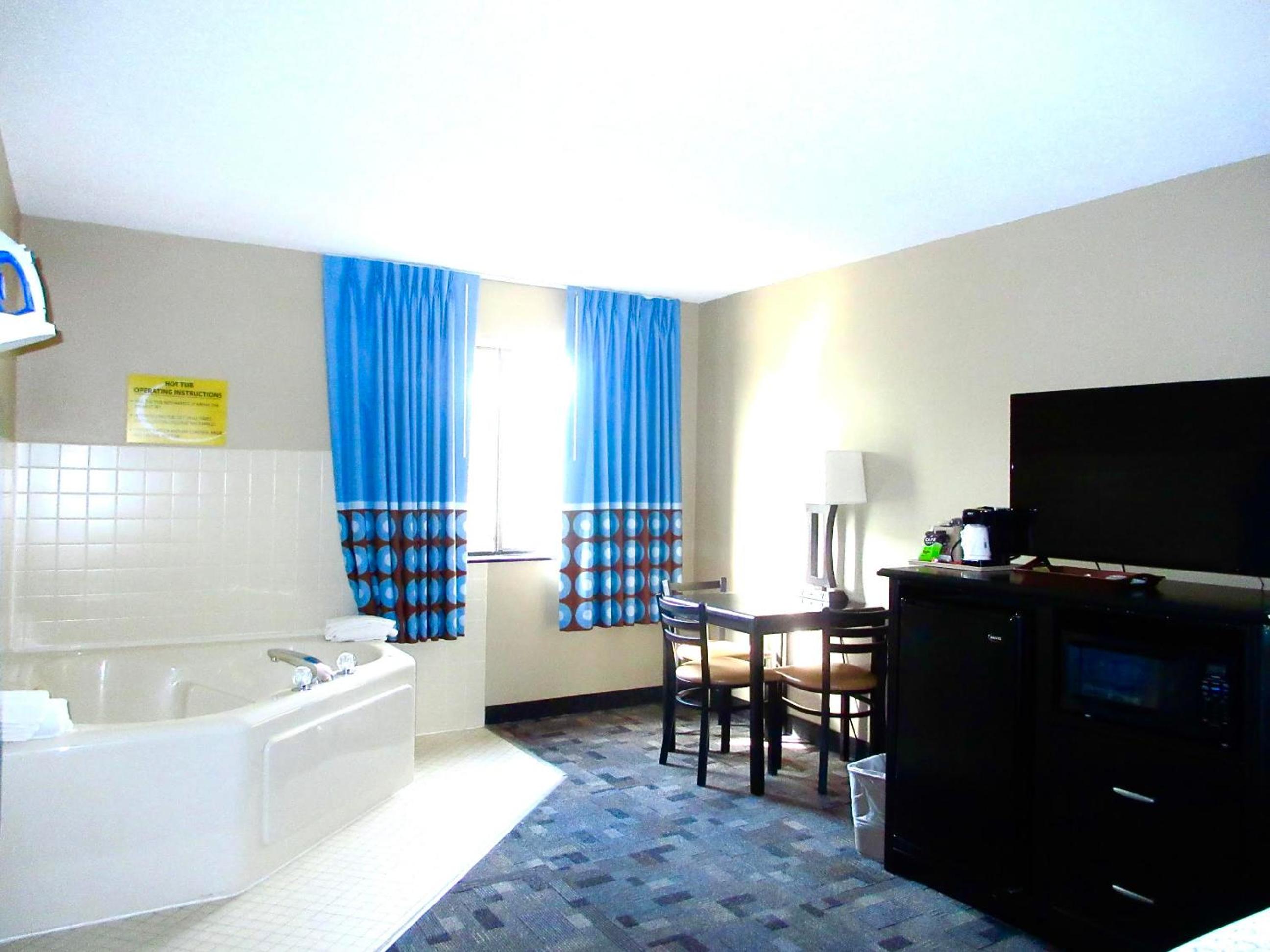 King Suite - Non-Smoking - Photo 5