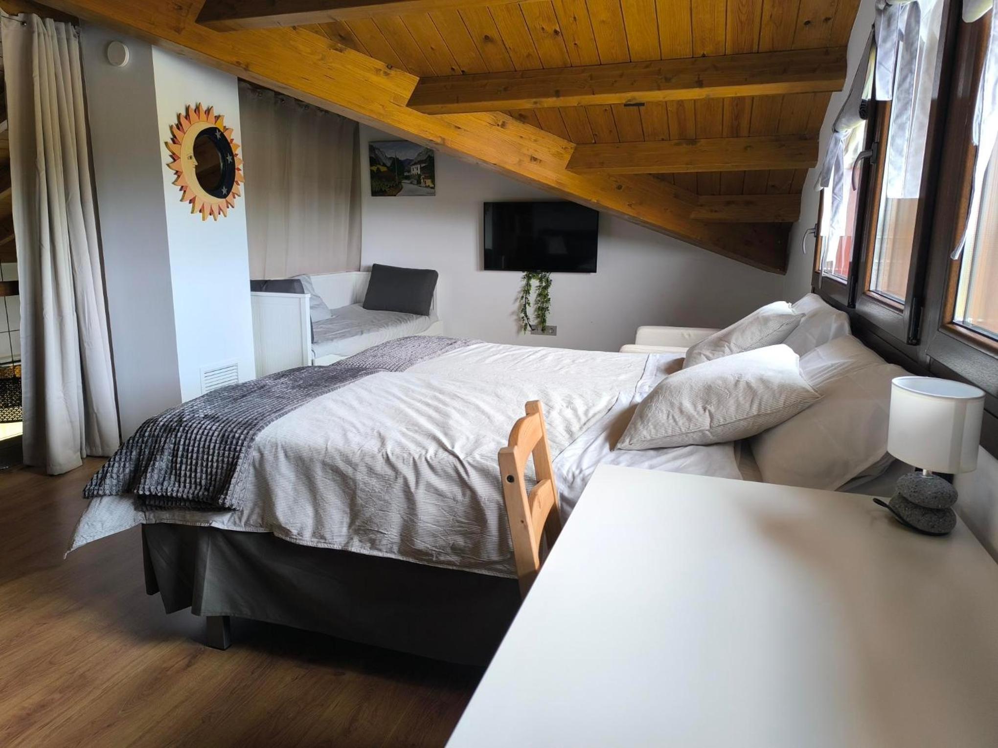 Five-Bedroom House photo 2