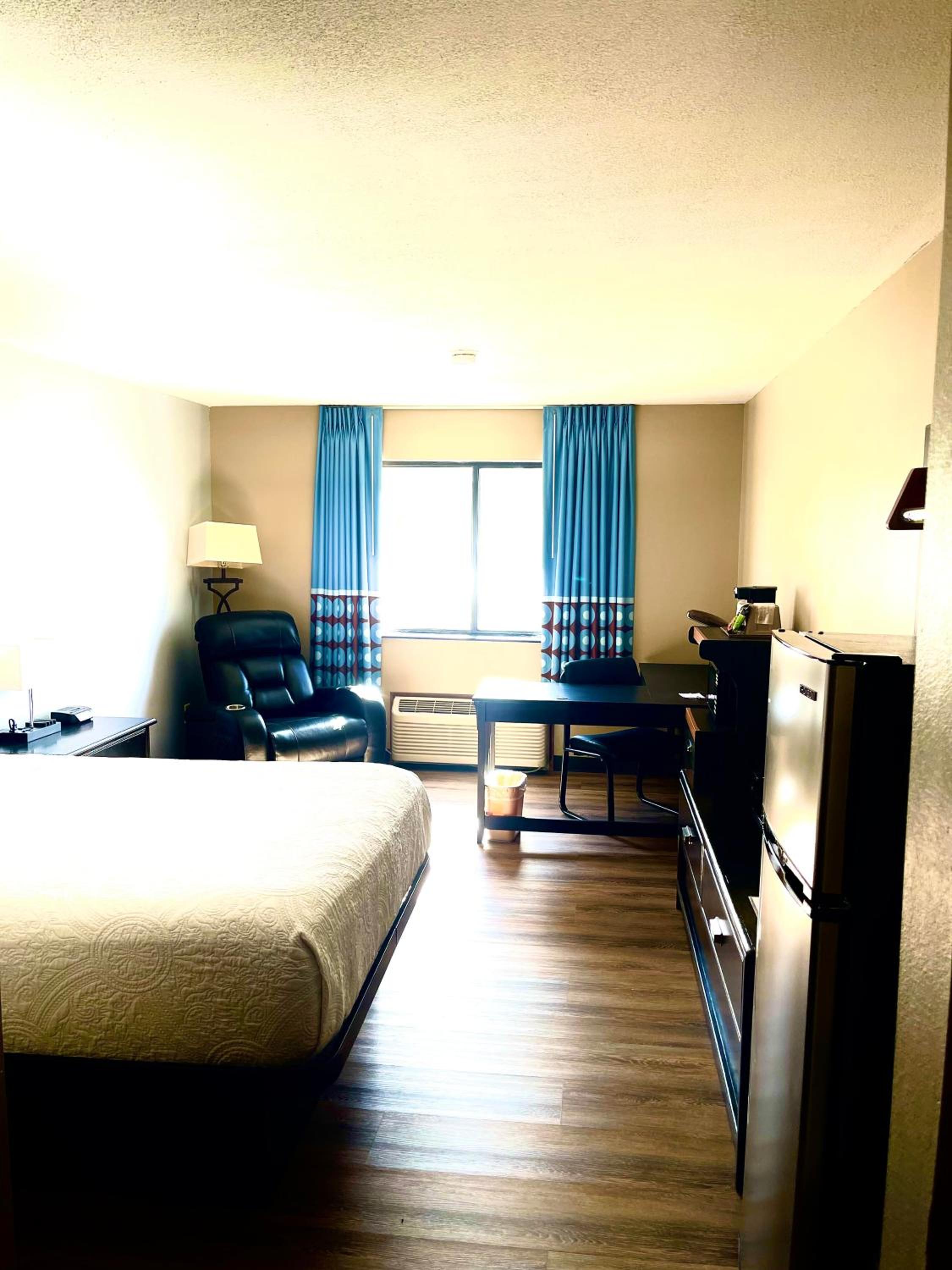 Business Queen Room - Non-Smoking - Photo 13