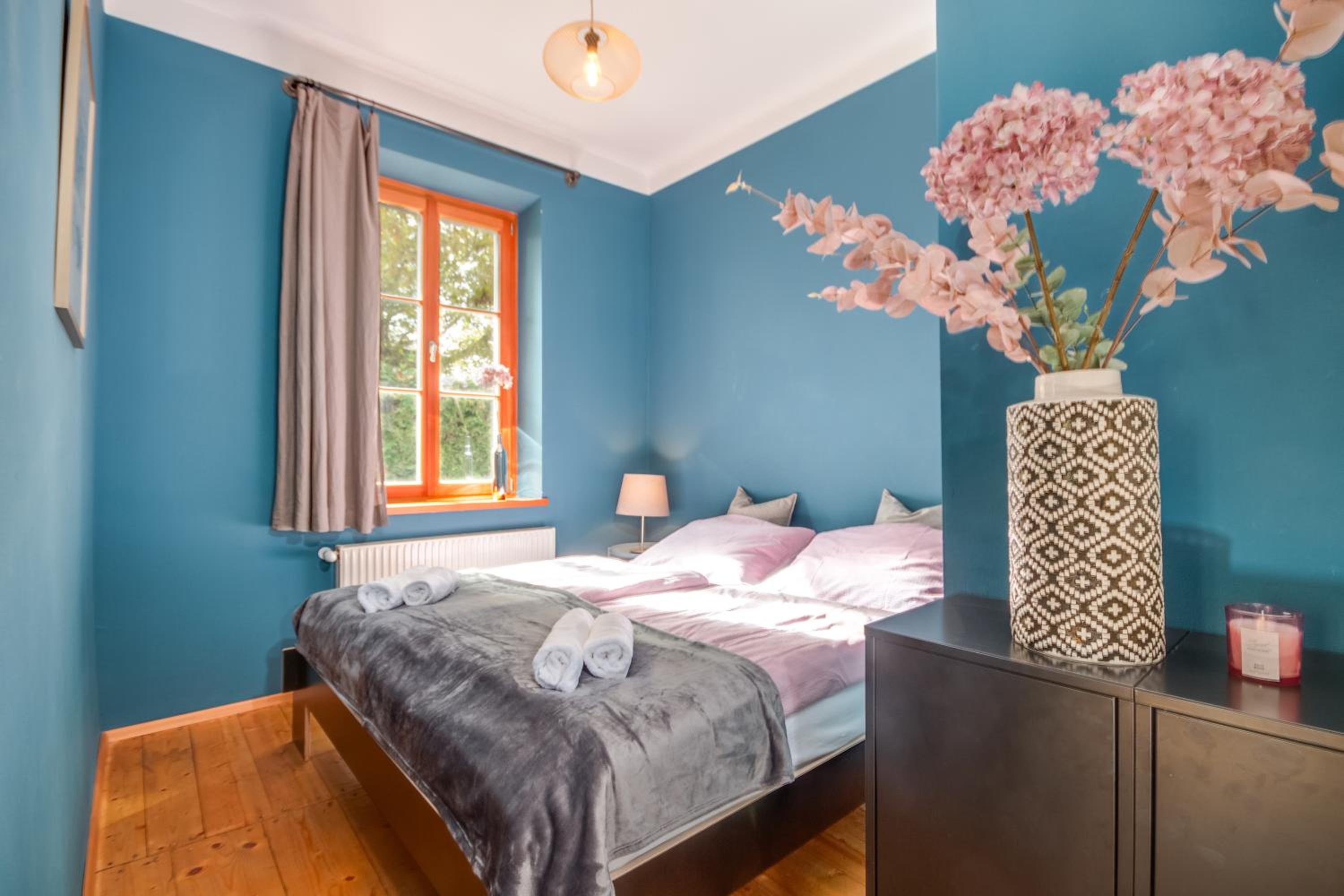 Deluxe One-Bedroom Apartment with Garden View photo 2