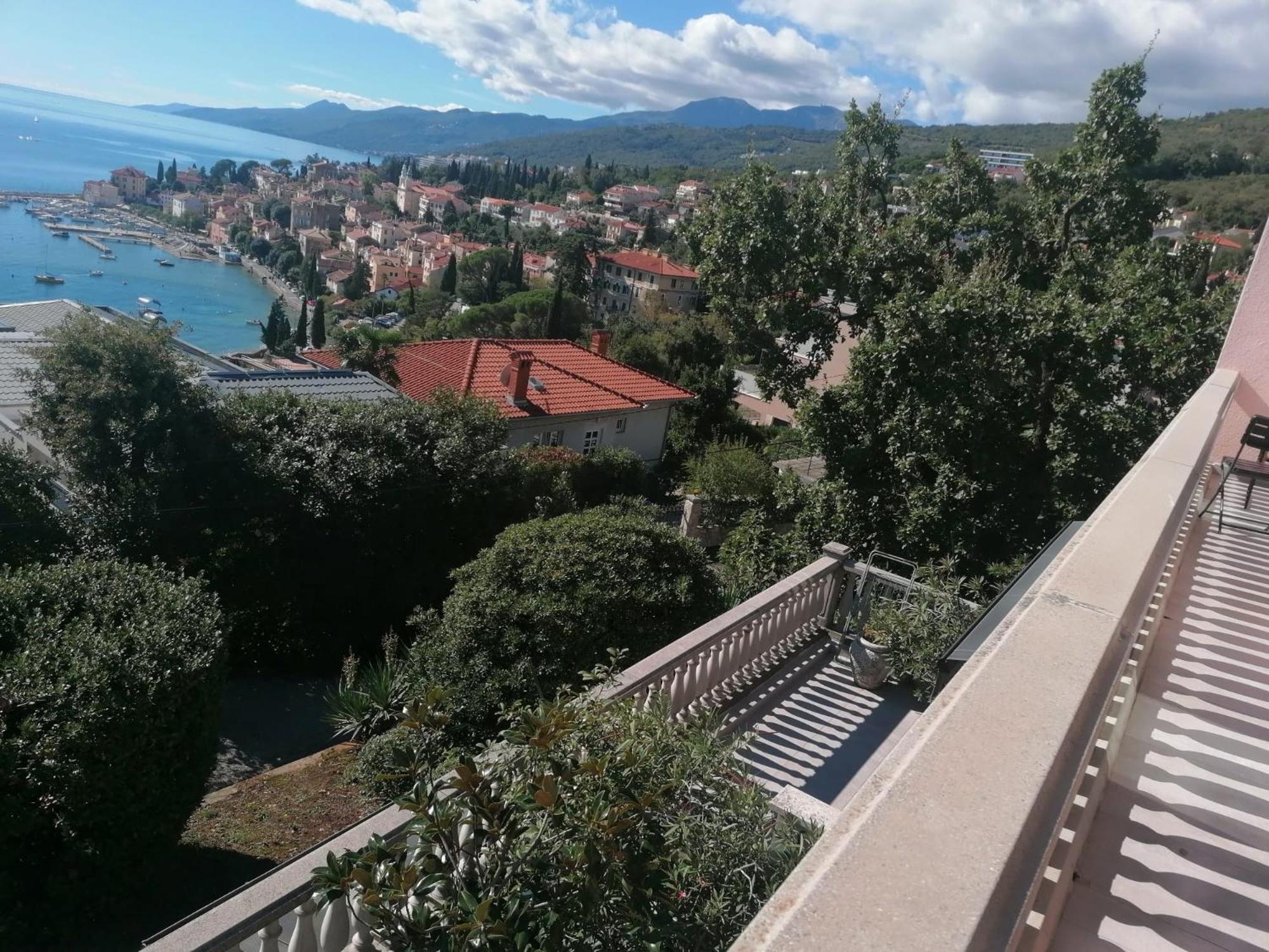 Three-Bedroom Apartment with Terrace and Sea View photo 3