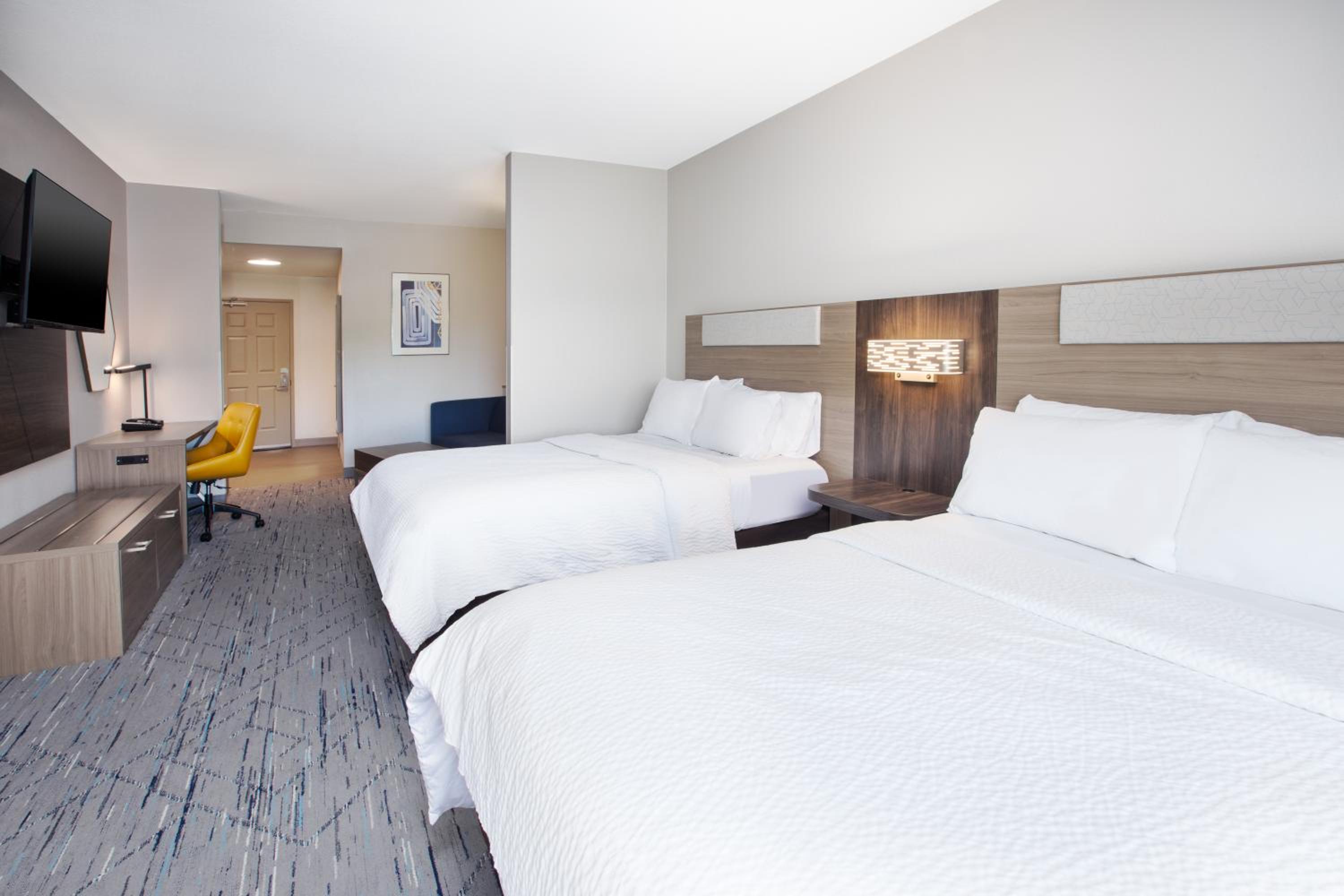 Standard Queen Room with Two Queen Beds and Tub - Mobility/Communications Accessible - Photo 4